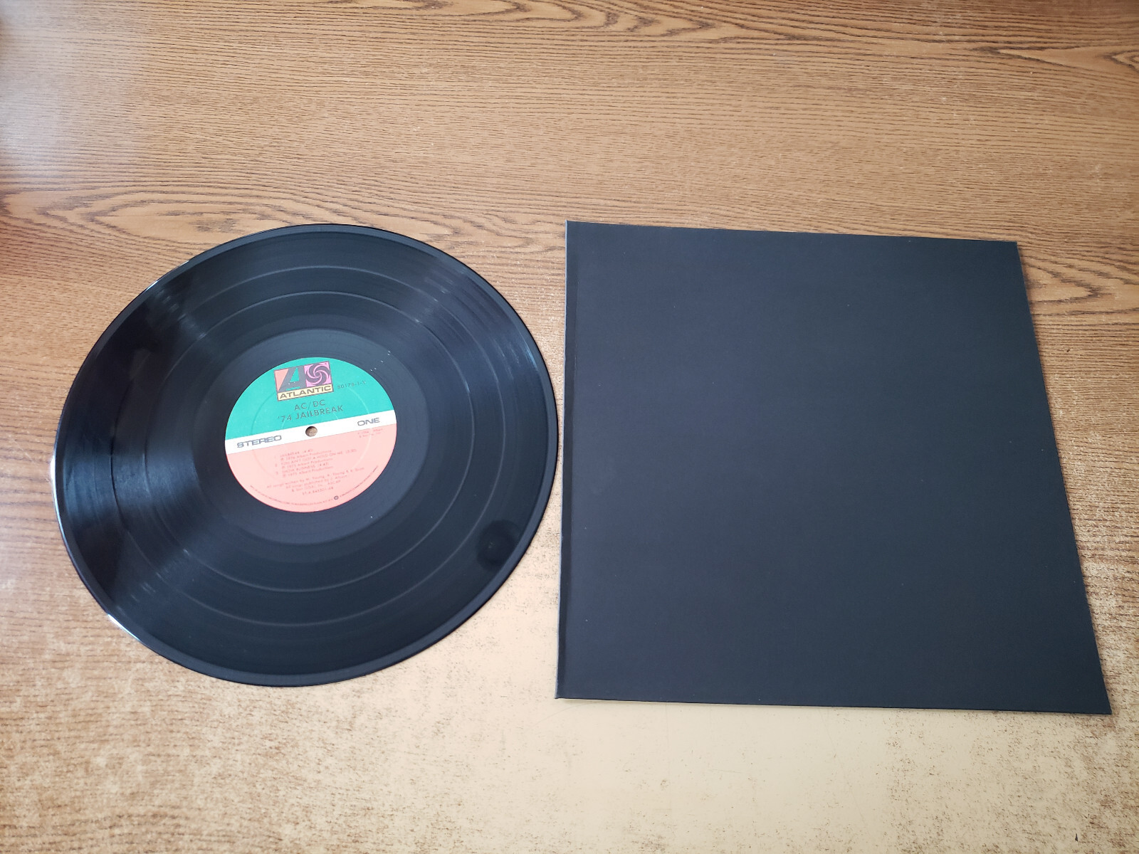 1980s VG+ AC/DC – \'74 Jailbreak & NEW BLACK COVER 801781 LP33