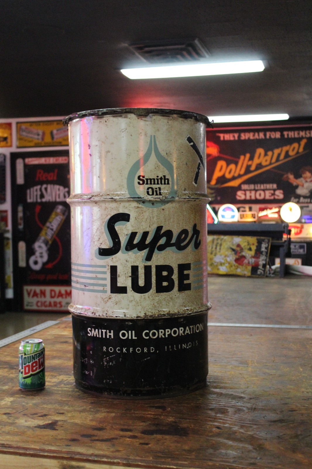 SCARCE 1950s SMITH SUPER LUBE ROCKFORD ILL PAINTED METAL CAN BARREL GAS OIL SIGN