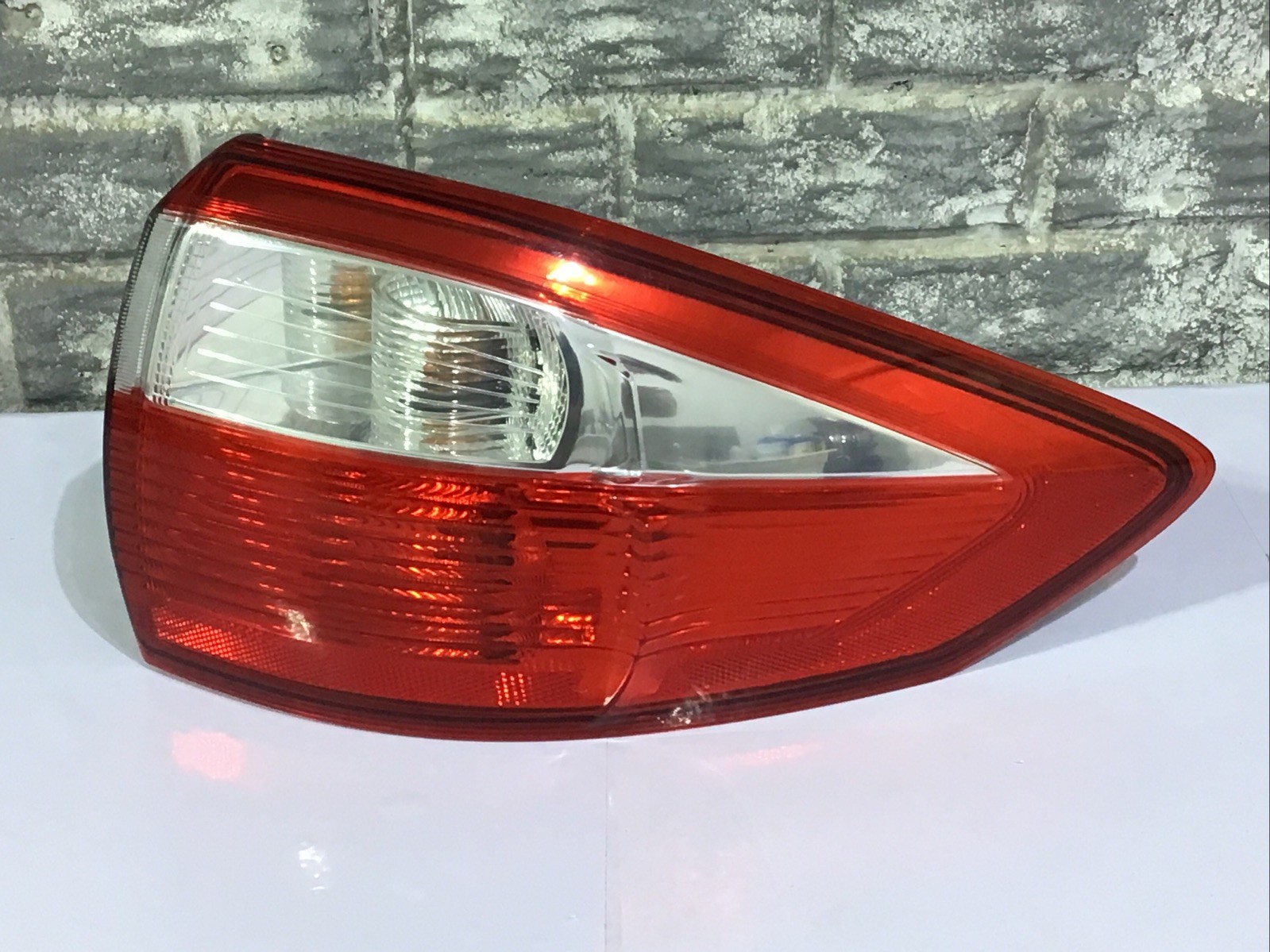 2013-2016 Ford C-Max , C Max Tail Light Right (passenger Side) OEM, COMPLETE. 2013-2016 Ford C-Max , C Max Tail Light Right (passenger Side) OEM, COMPLETE.
