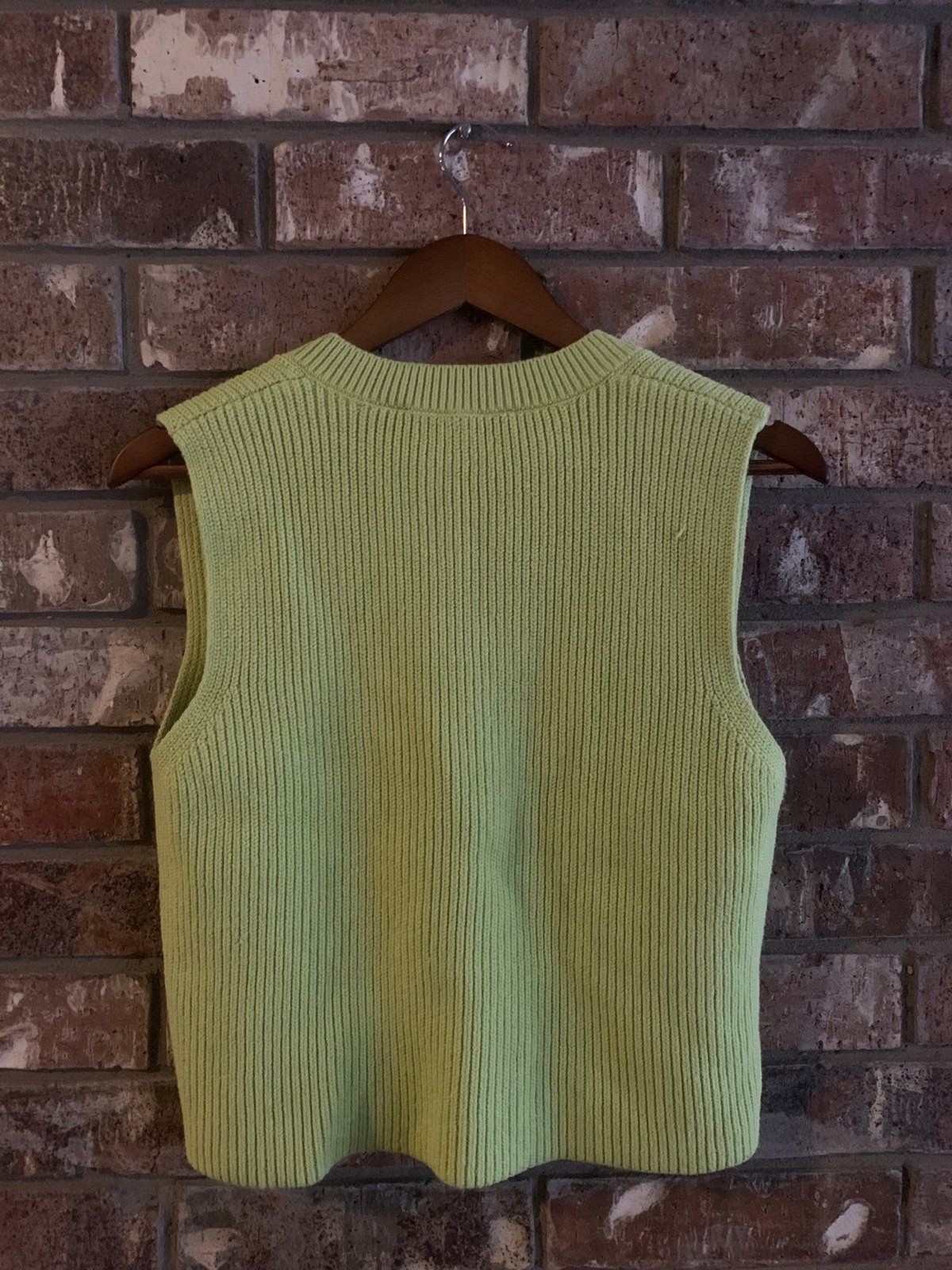 Women’s ZARA sleeveless v-neck sweater Women’s ZARA sleeveless v-neck sweater