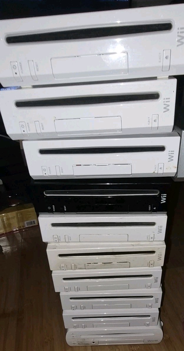 Lot of 10   Nintendo Wii Consoles For Repair Or Parts An Controllers B4
