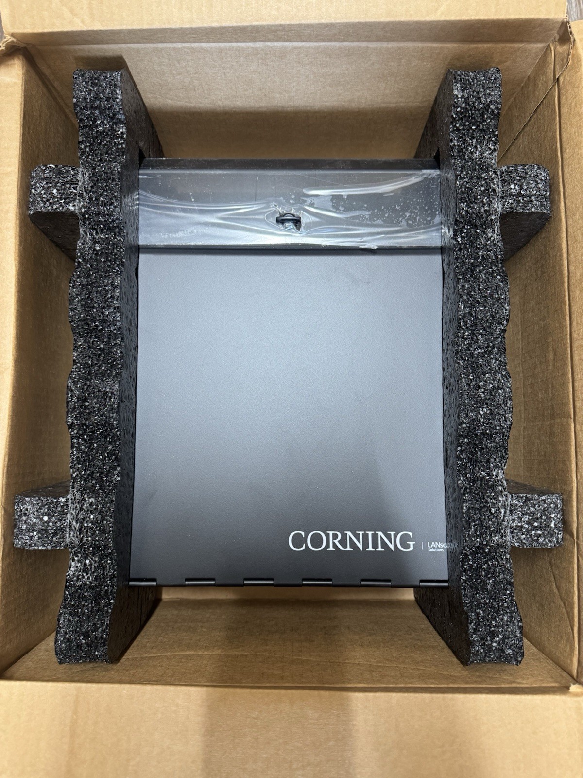 Corning WCH-04P Wall-Mountable Housing Holds 4 connector panels/cassettes Corning WCH-04P Wall-Mountable Housing Holds 4 connector panels/cassettes