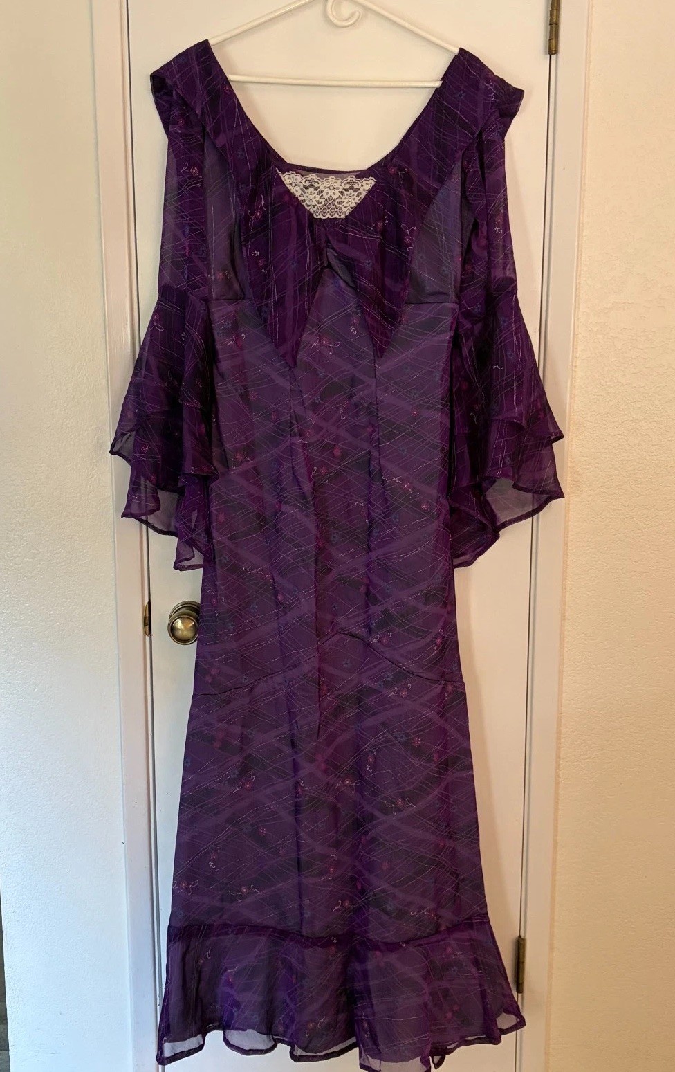 1890\'s-Early 1900\'s Costume Purple Lined Dress With Flowered Hat - Size Medium 1890\'s-Early 1900\'s Costume Purple Lined Dress With Flowered Hat - Size Medium