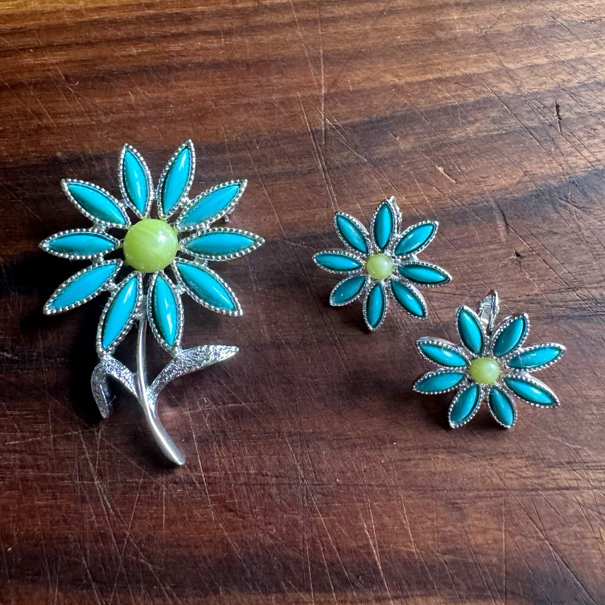 Vintage Sarah Coventry Daisy Turquoise & Lime Green Brooch & Earring Set Vintage Sarah Coventry Daisy Turquoise & Lime Green Brooch & Earring Set