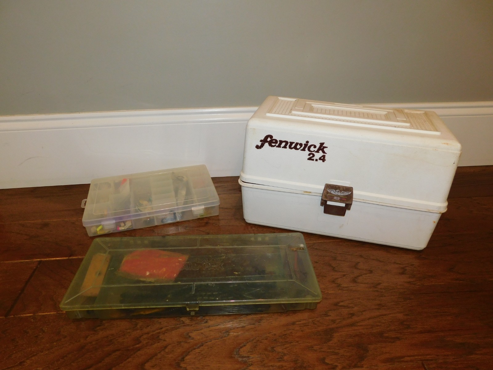 LOT 3 Tackle Boxes Fishing Lures Worms Bait Various Fenwick 2.4 Plano++ FULL LOT 3 Tackle Boxes Fishing Lures Worms Bait Various Fenwick 2.4 Plano++ FULL