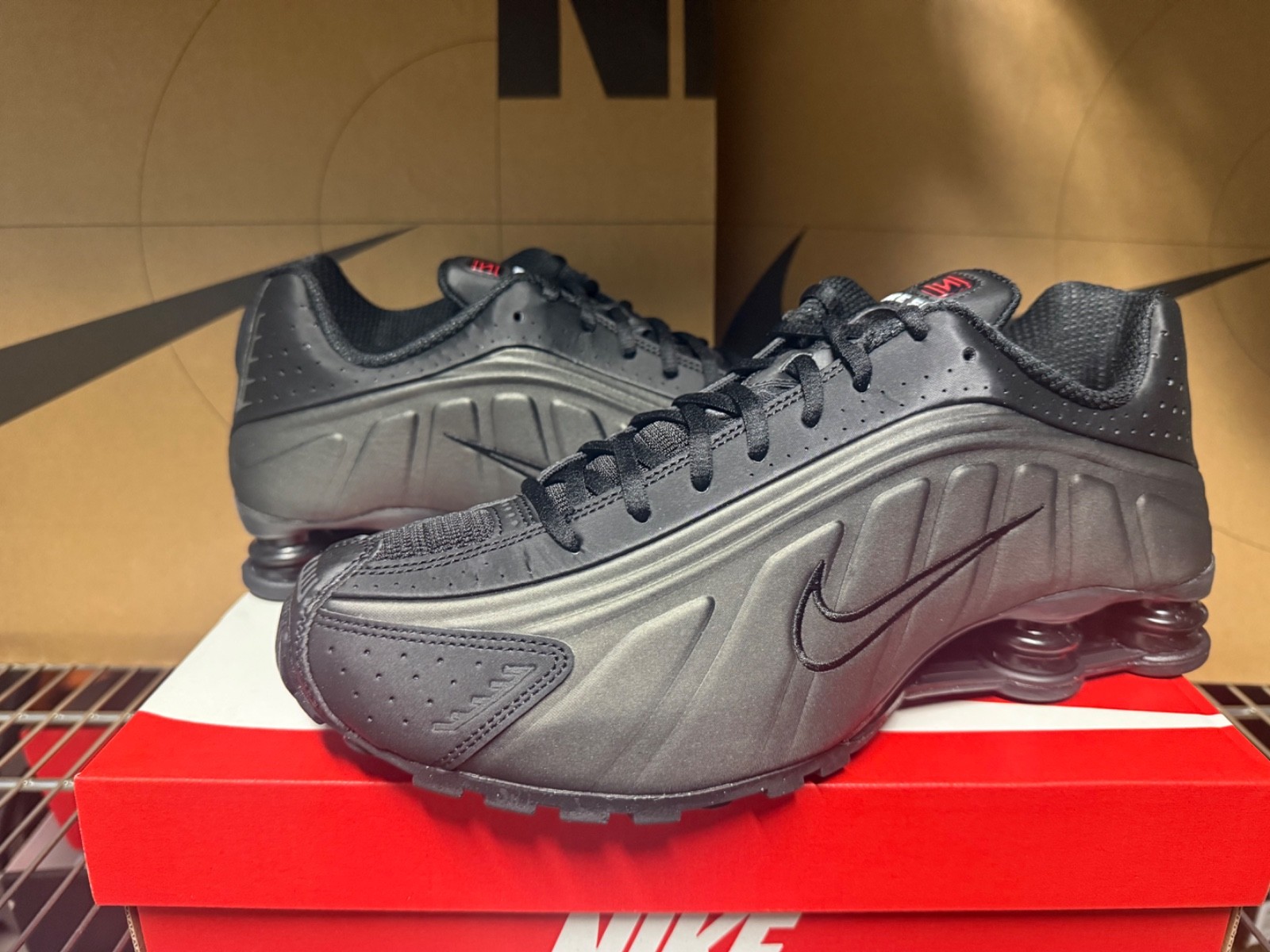 Men’s Size Nike Shox R4 2025 Triple Black HQ1988-001 Men’s Size Nike Shox R4 2025 Triple Black HQ1988-001