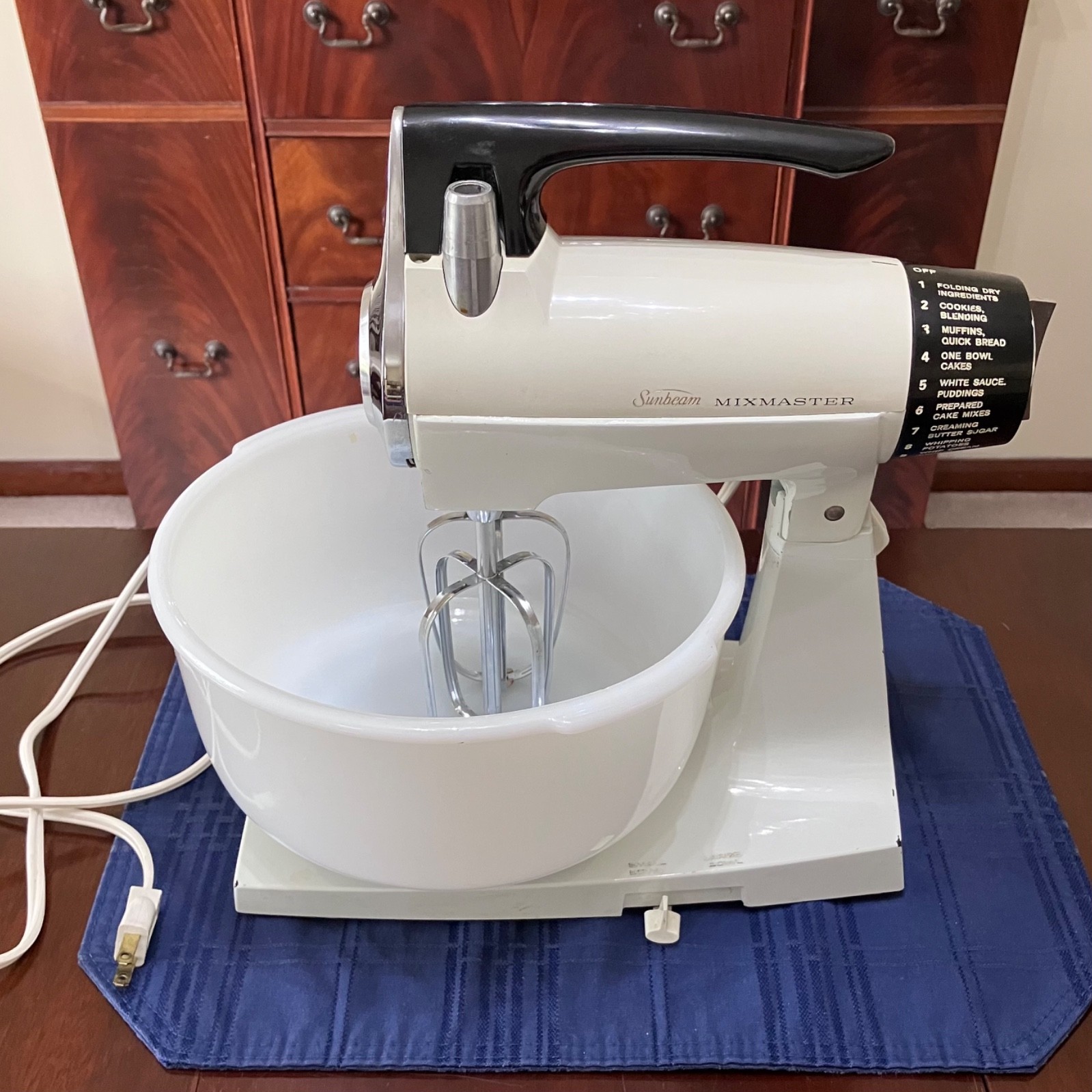 Vtg 1960's Sunbeam Mixmaster Stand up Mixer  12 Speeds 2 Beaters Works  Read