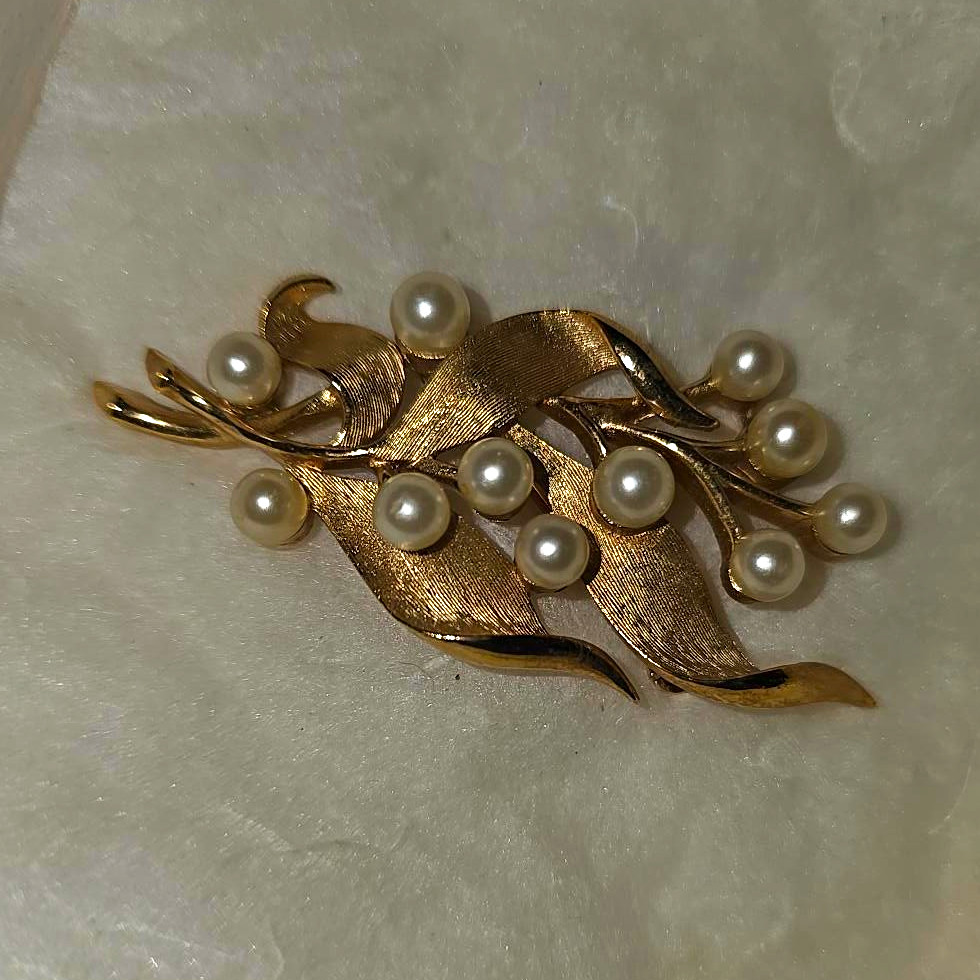Trifari Vintage Leaf Brooch Pin with Faux Pearls Gold Tone Trifari Vintage Leaf Brooch Pin with Faux Pearls Gold Tone