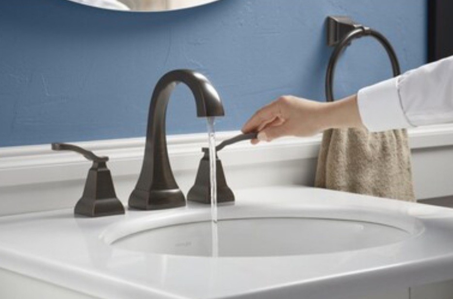 R30998-4D-2BZ Widespread bathroom sink faucet Oil-Rubbed Bronze BRAND NEW BOX R30998-4D-2BZ Widespread bathroom sink faucet Oil-Rubbed Bronze BRAND NEW BOX