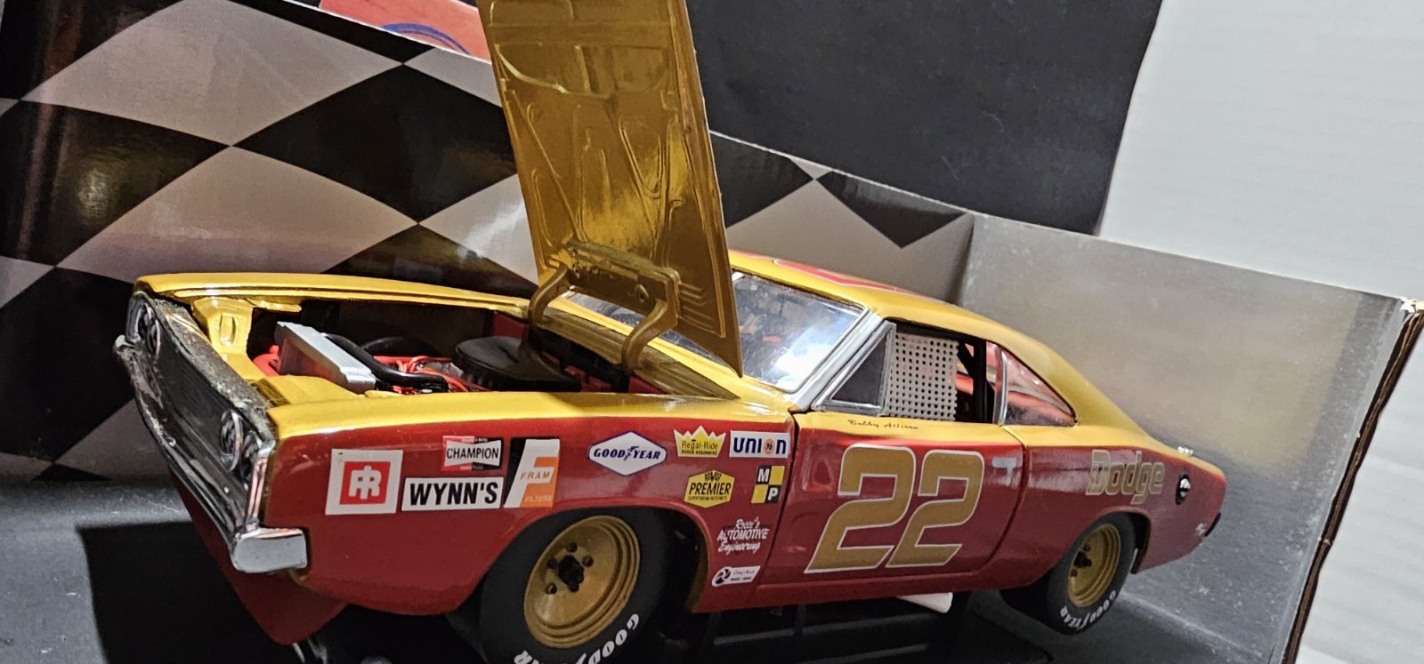 Vntg 2007 Ertl NASCAR 1969 Dodge Charger 500 Bobby Allison 1:18 Diecast Car L.E.