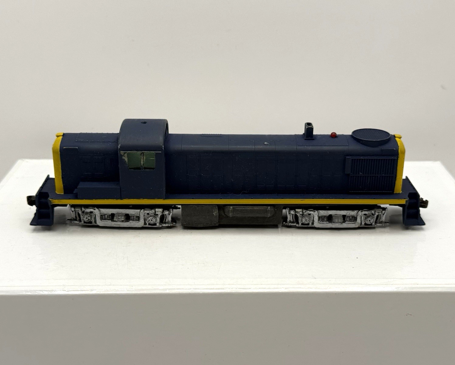 Stewart Hobbies, Inc. HO Scale Analog Diesel Locomotive Engine Blue/Yellow