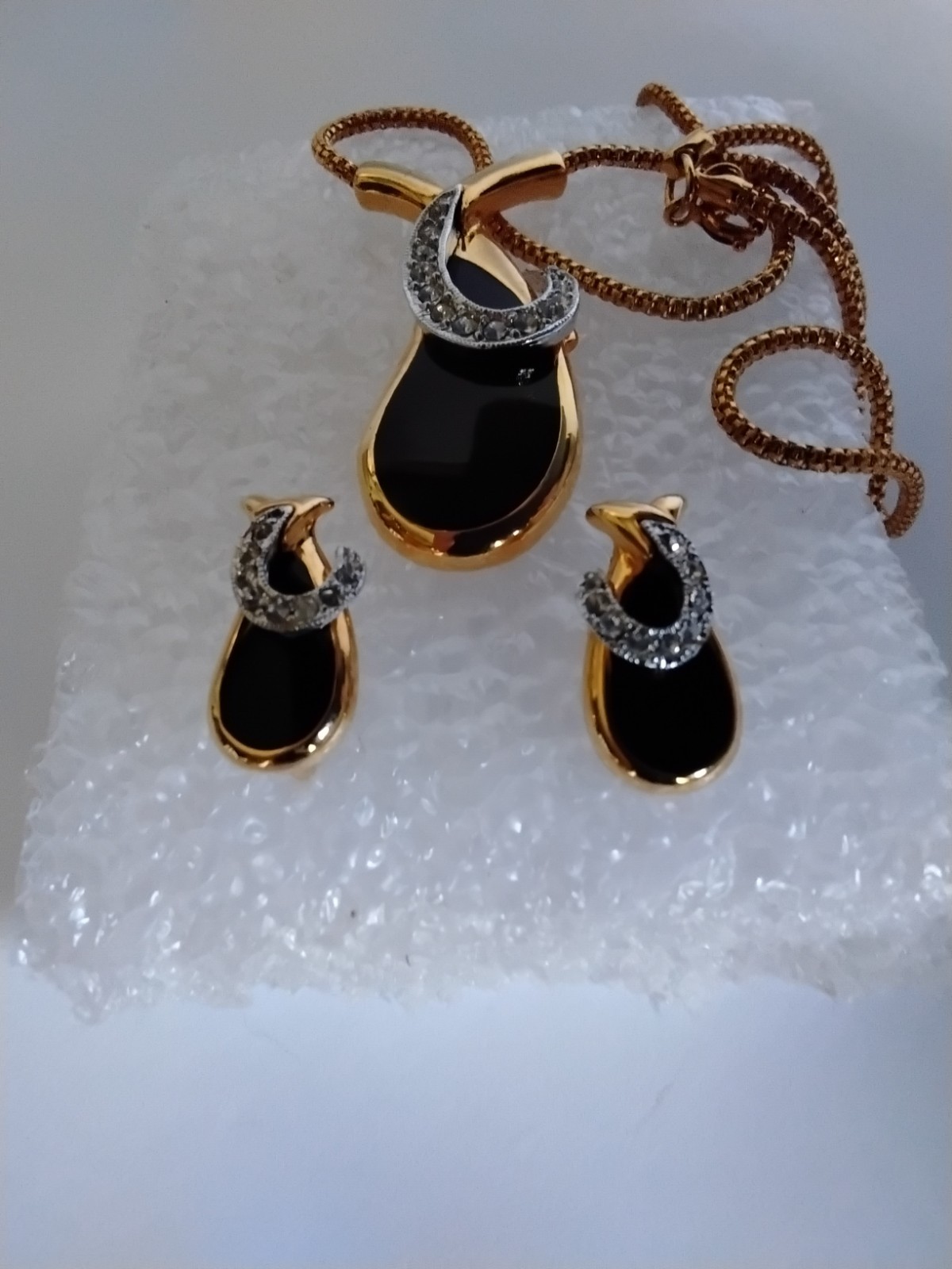 Vintage Avon Estate Find  Gold Tone  Set Necklace and Matching Earrigs  1980s