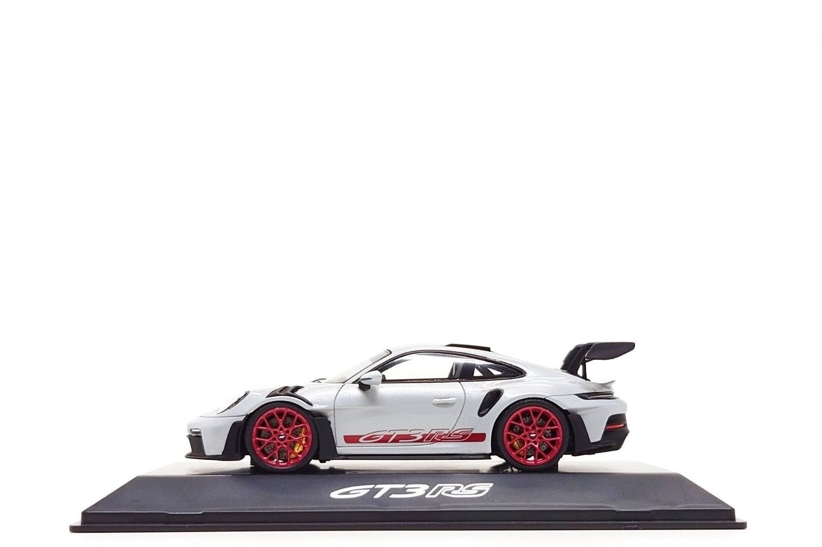 Spark 1:43 Porsche 911 GT3 RS (992) in Ice Grey / Pyro Red (Dealer Edition) Spark 1:43 Porsche 911 GT3 RS (992) in Ice Grey / Pyro Red (Dealer Edition)