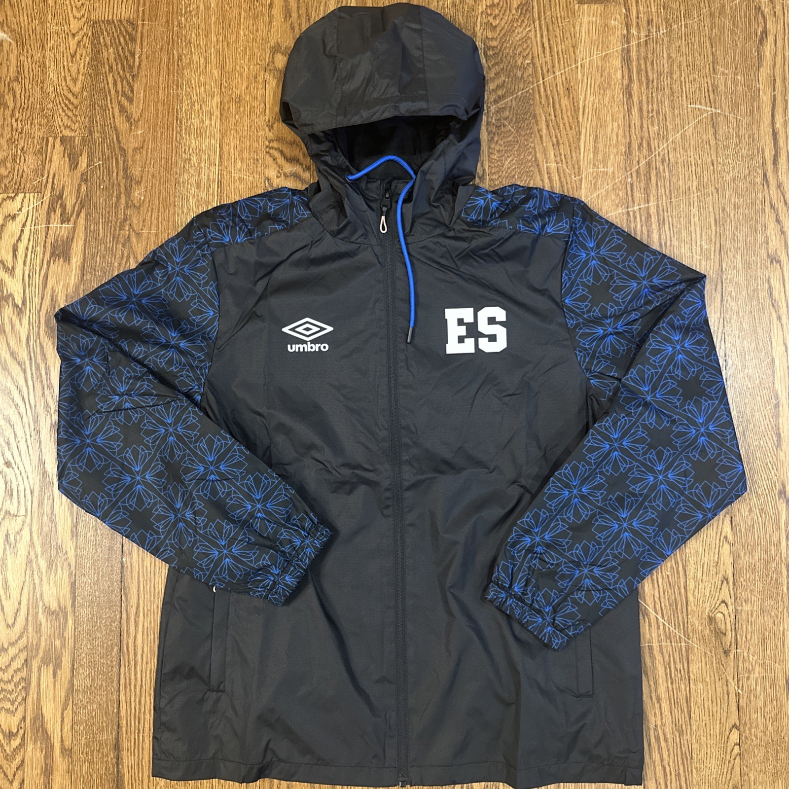 El Salvador National Team Umbro Full-Zip Hooded Rain Jacket Black Men L-2XL $120 El Salvador National Team Umbro Full-Zip Hooded Rain Jacket Black Men L-2XL $120