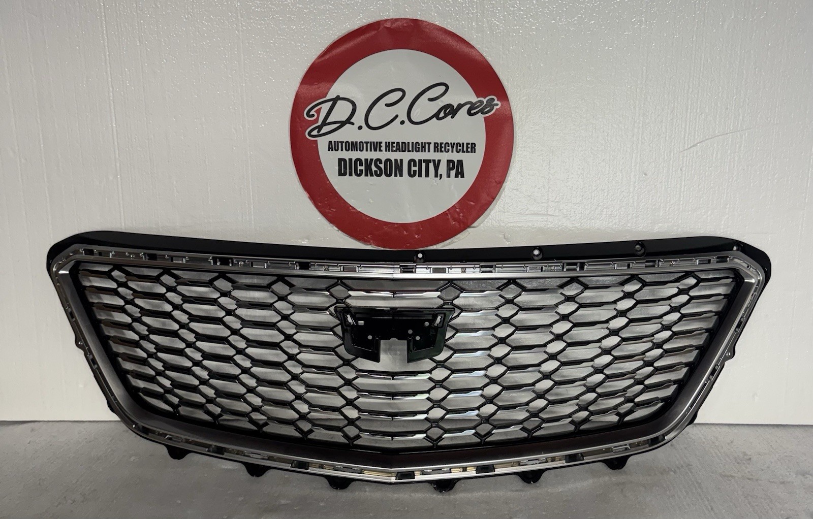 🌟OEM🌟TAKE OFF🌟19-23 Cadillac XT4 Premium Luxury Black & Chrome Grill W/Camera 🌟OEM🌟TAKE OFF🌟19-23 Cadillac XT4 Premium Luxury Black & Chrome Grill W/Camera
