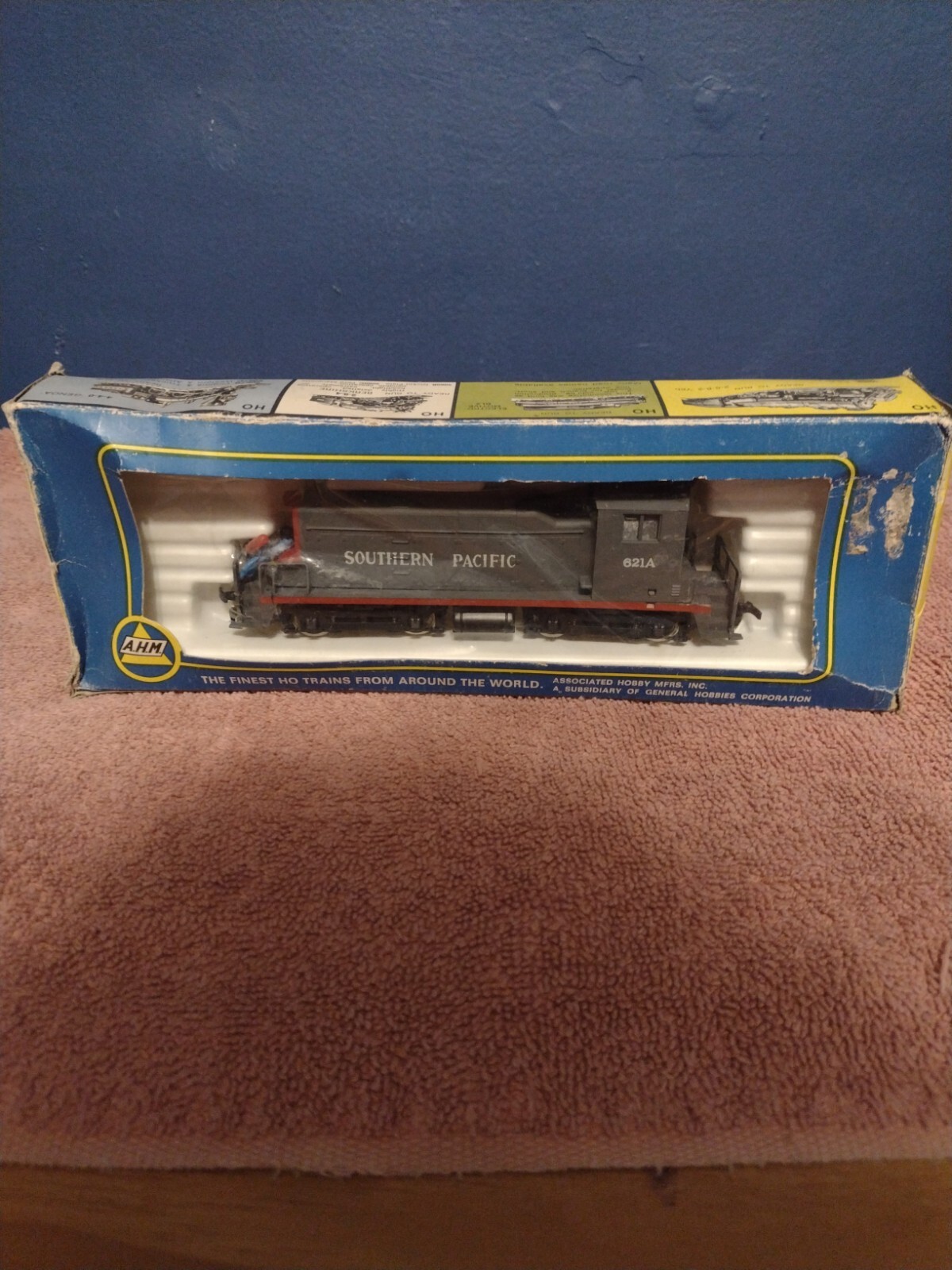 AHM Southern Pacific Train In Box EMD SW-1 Loco with Breakman AHM Southern Pacific Train In Box EMD SW-1 Loco with Breakman