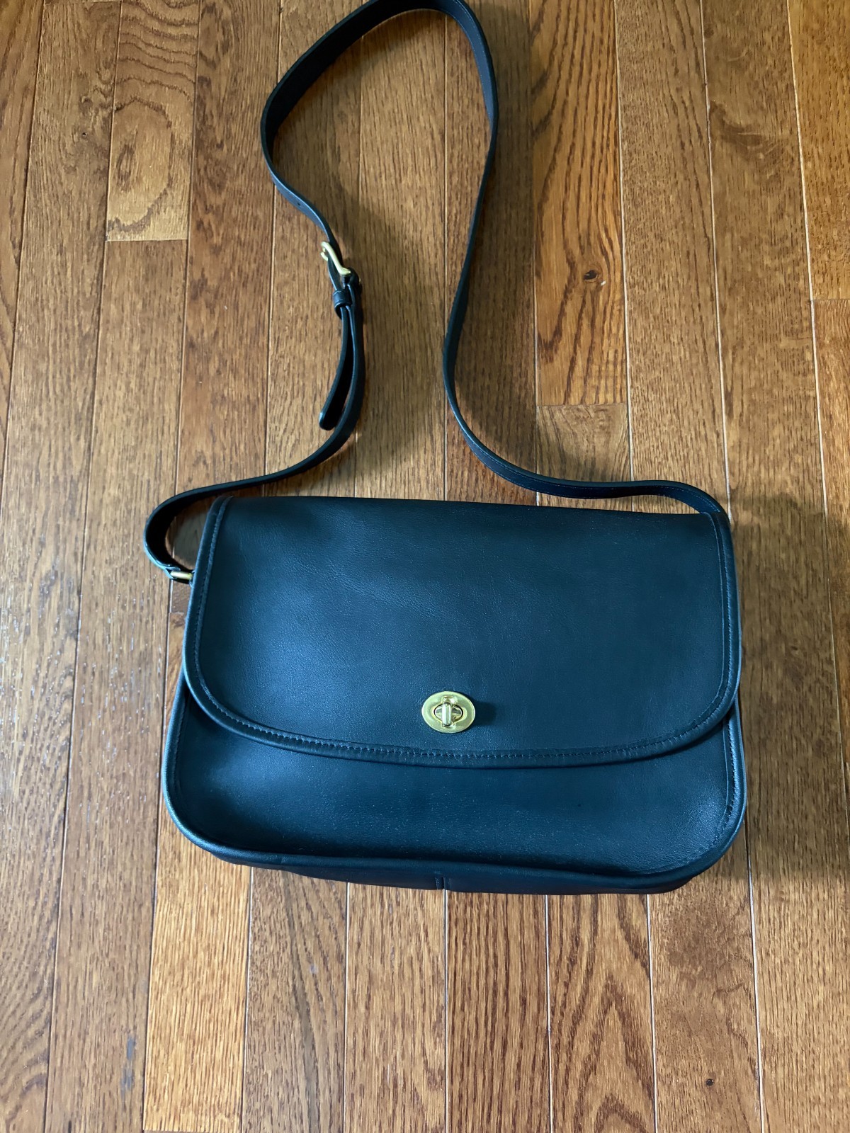 Y2K Vintage Coach City Bag 9790 Black Leather/ Brass Crossbody Unused-Mint Y2K Vintage Coach City Bag 9790 Black Leather/ Brass Crossbody Unused-Mint