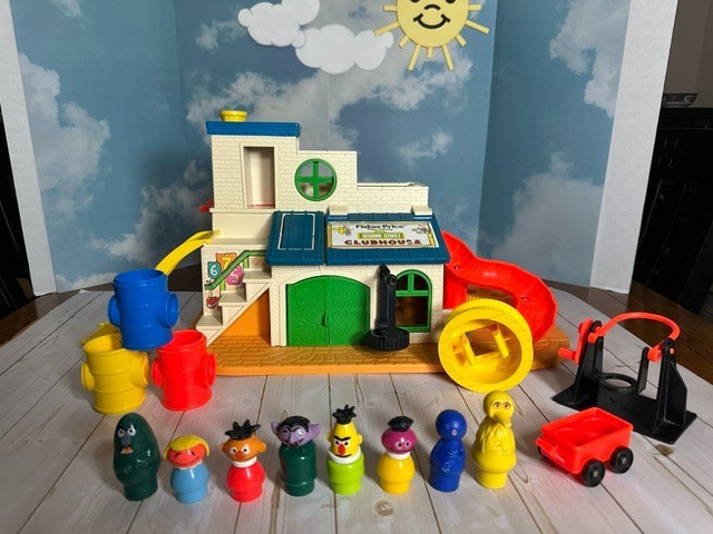 Vintage Fisher Price Little People Sesame Street Clubhouse #937. TIRE. SLIDE.