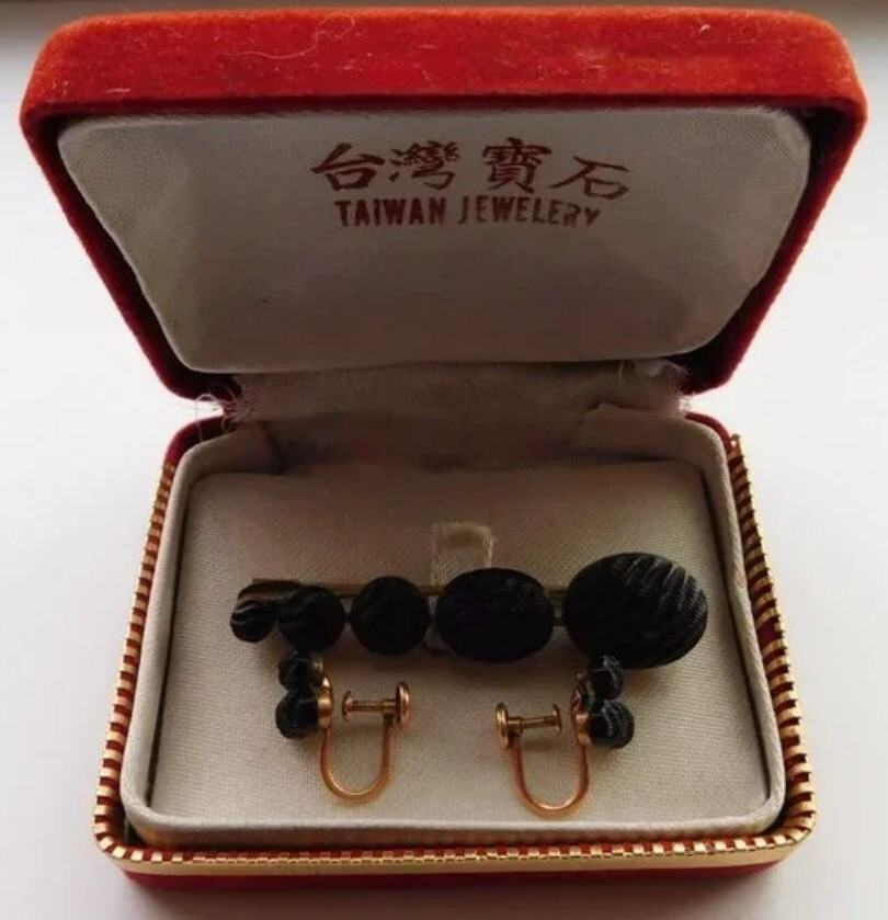 Antique Victorian Style Black Jet Brooch 10K Rose Gold Screw-Back Earrings Set Antique Victorian Style Black Jet Brooch 10K Rose Gold Screw-Back Earrings Set