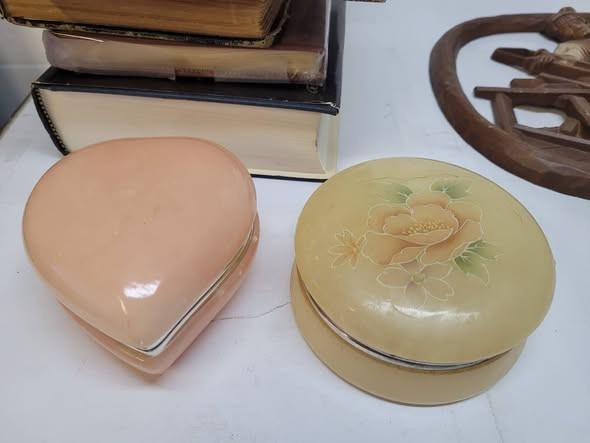 2 vintage hand-carved Alabaster trinket boxes / r3 d1