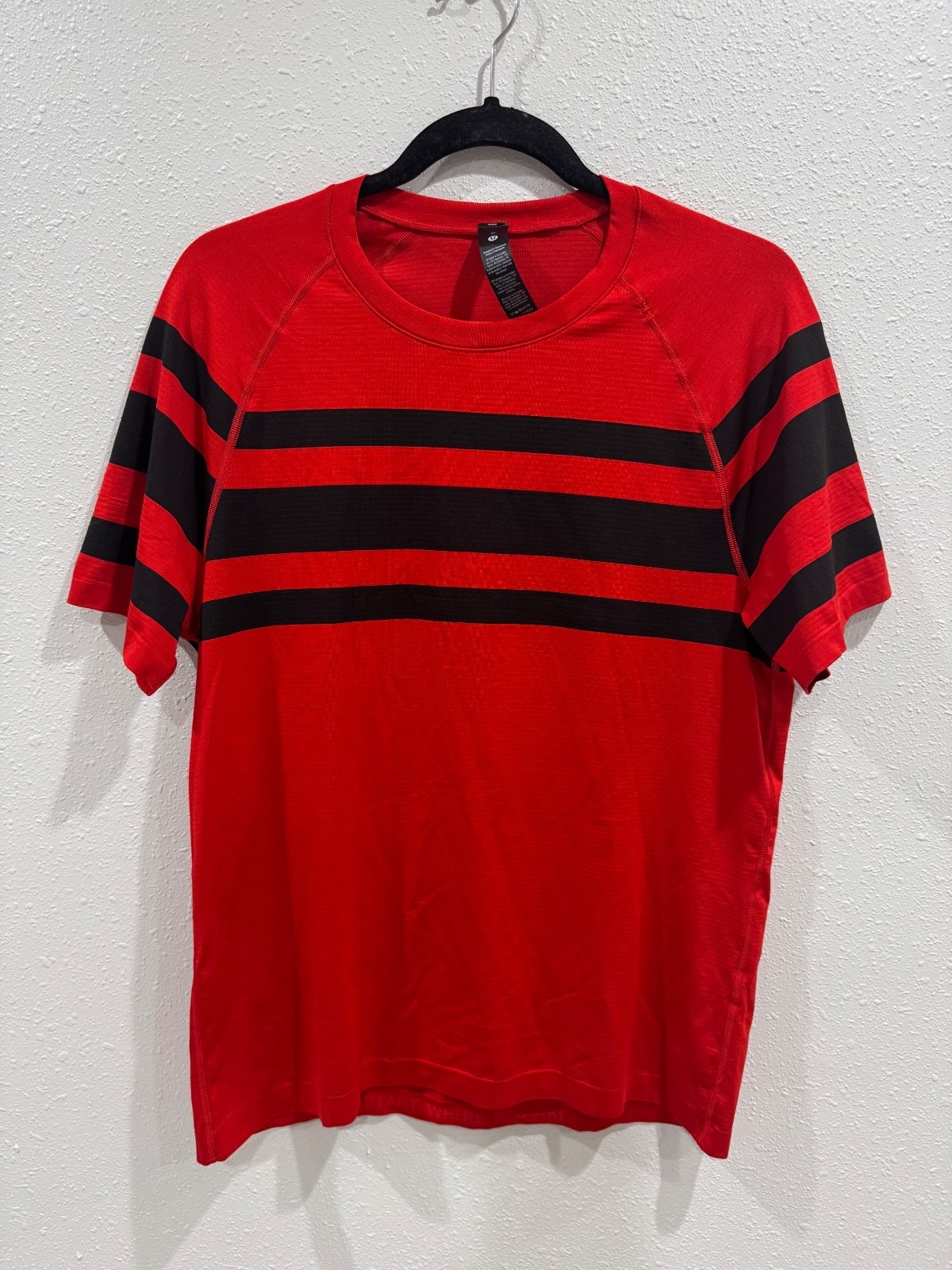 Lululemon Men’s Metal Vent Short Sleeve Shirt Oxford Red Black Stripe Size M Lululemon Men’s Metal Vent Short Sleeve Shirt Oxford Red Black Stripe Size M