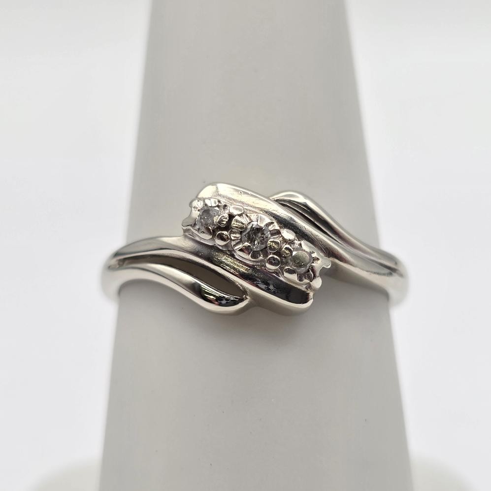 10K White Gold Round Natural Diamond Three-Stone Bypass Over Under Ring Size 7