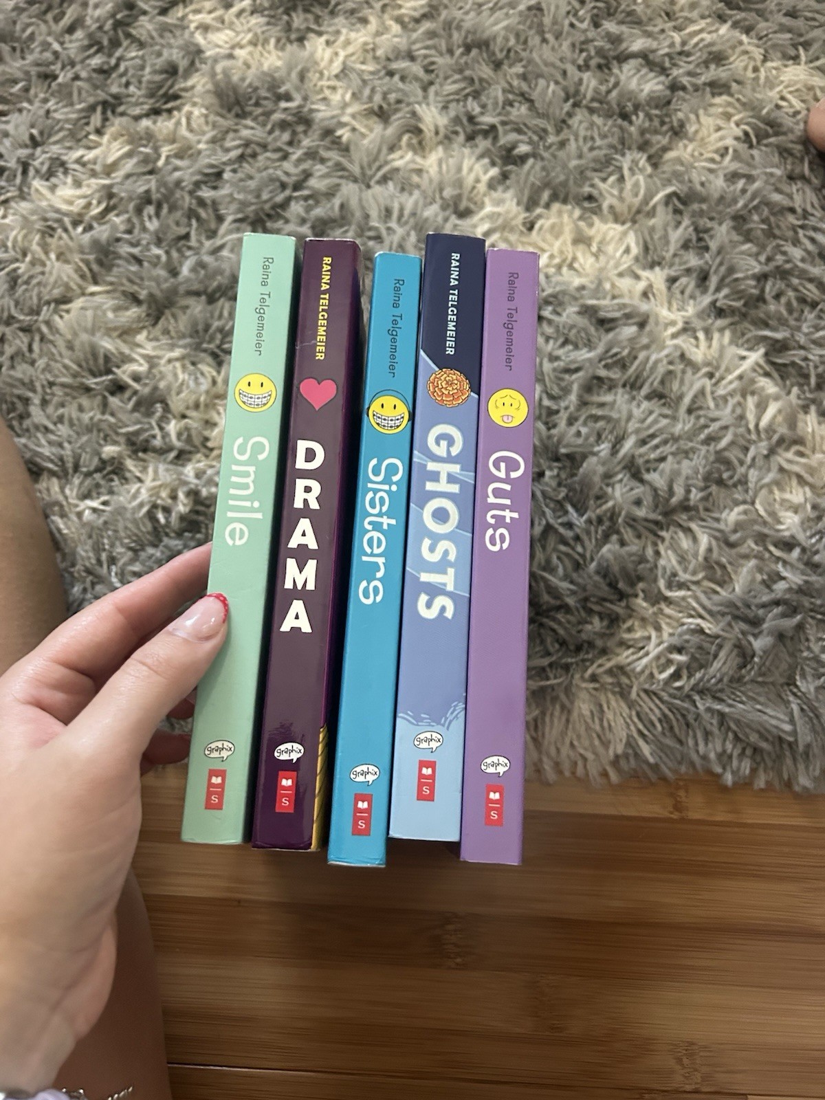 Raina Telgemeier Collection Set (Smile, Drama, Sisters, Ghosts, Guts)