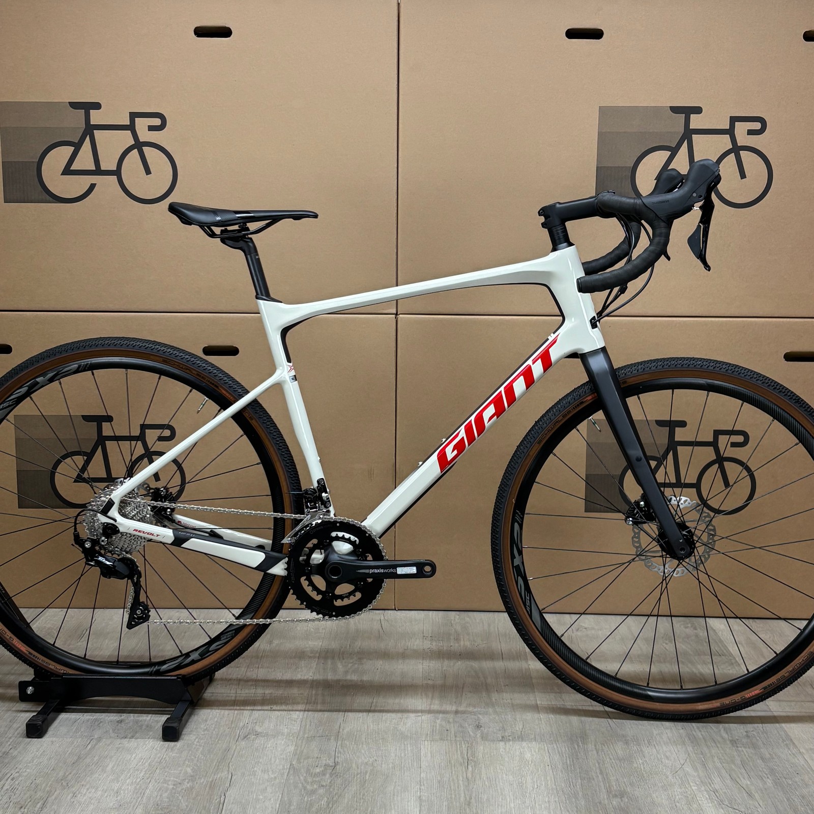 Used Giant Revolt Advanced 2, Carbon Gravel Bike, Shimano 105, 2020, XL 60cm Used Giant Revolt Advanced 2, Carbon Gravel Bike, Shimano 105, 2020, XL 60cm