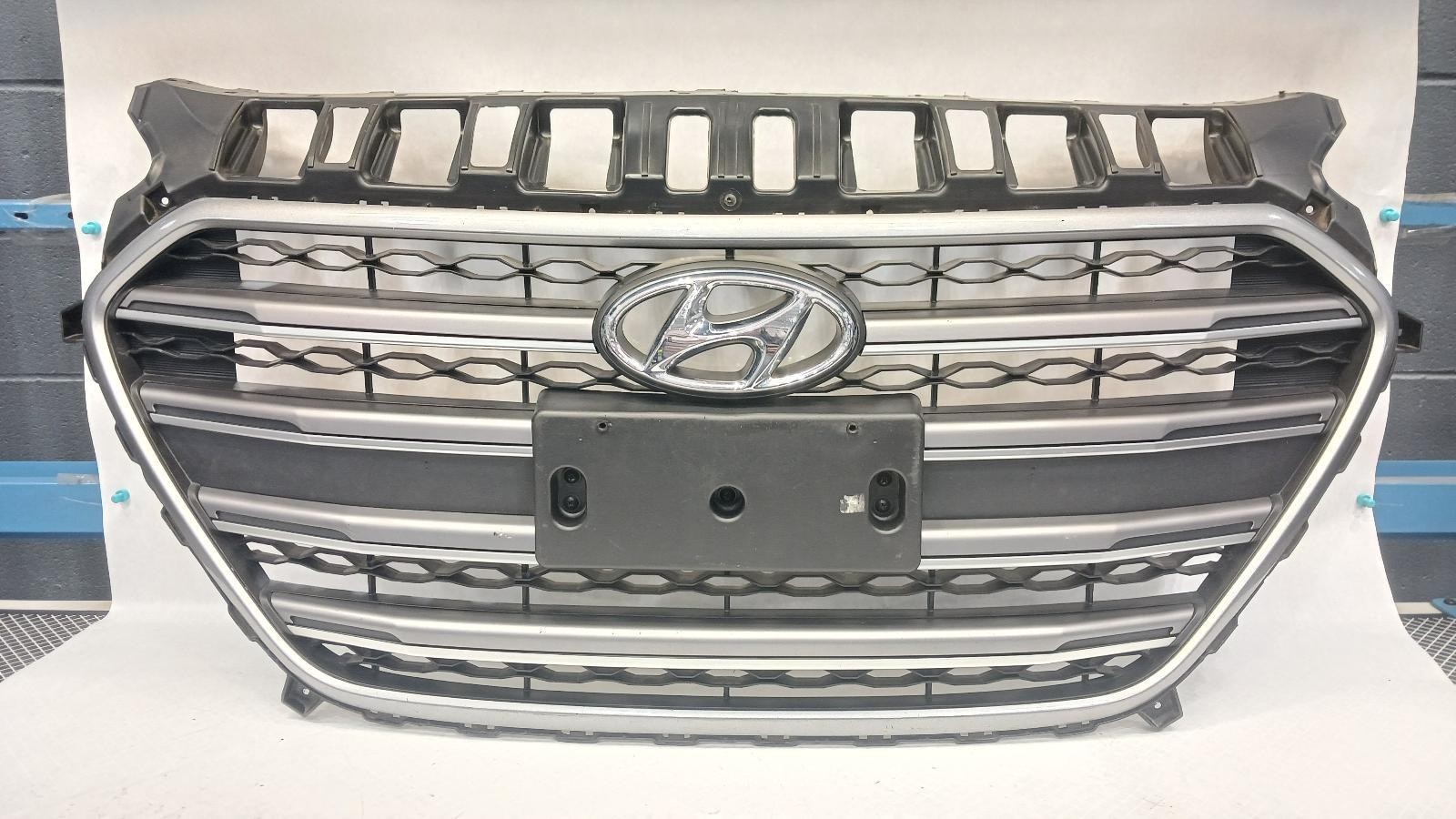 '16-'17 HYUNDAI ELANTRA GT center Grille OEM 6 Month Warranty