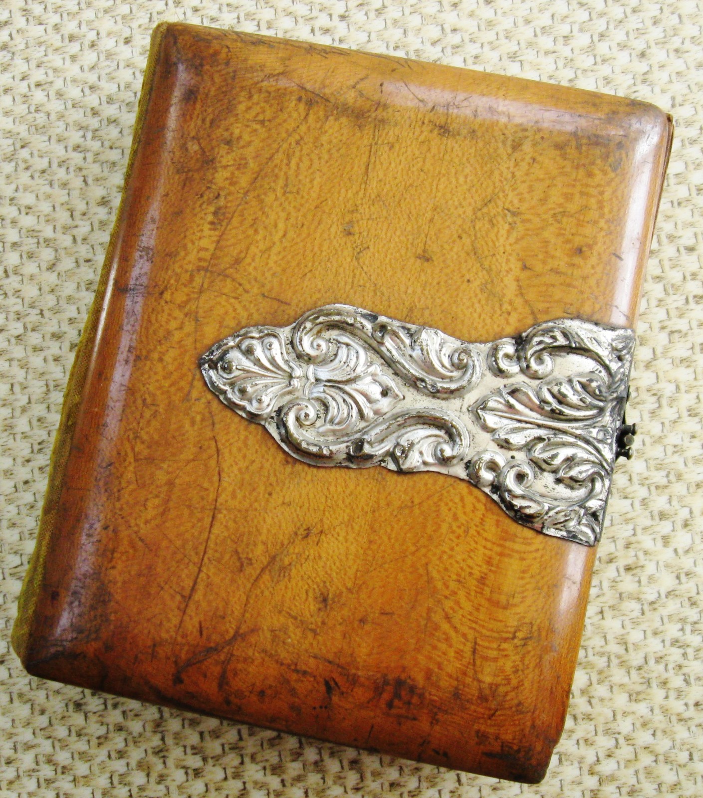 EMPTY ANTIQUE PHOTO ALBUM WITH WOOD FRONT COVER HAS ROOM FOR 36 CABINET PHOTOS EMPTY ANTIQUE PHOTO ALBUM WITH WOOD FRONT COVER HAS ROOM FOR 36 CABINET PHOTOS