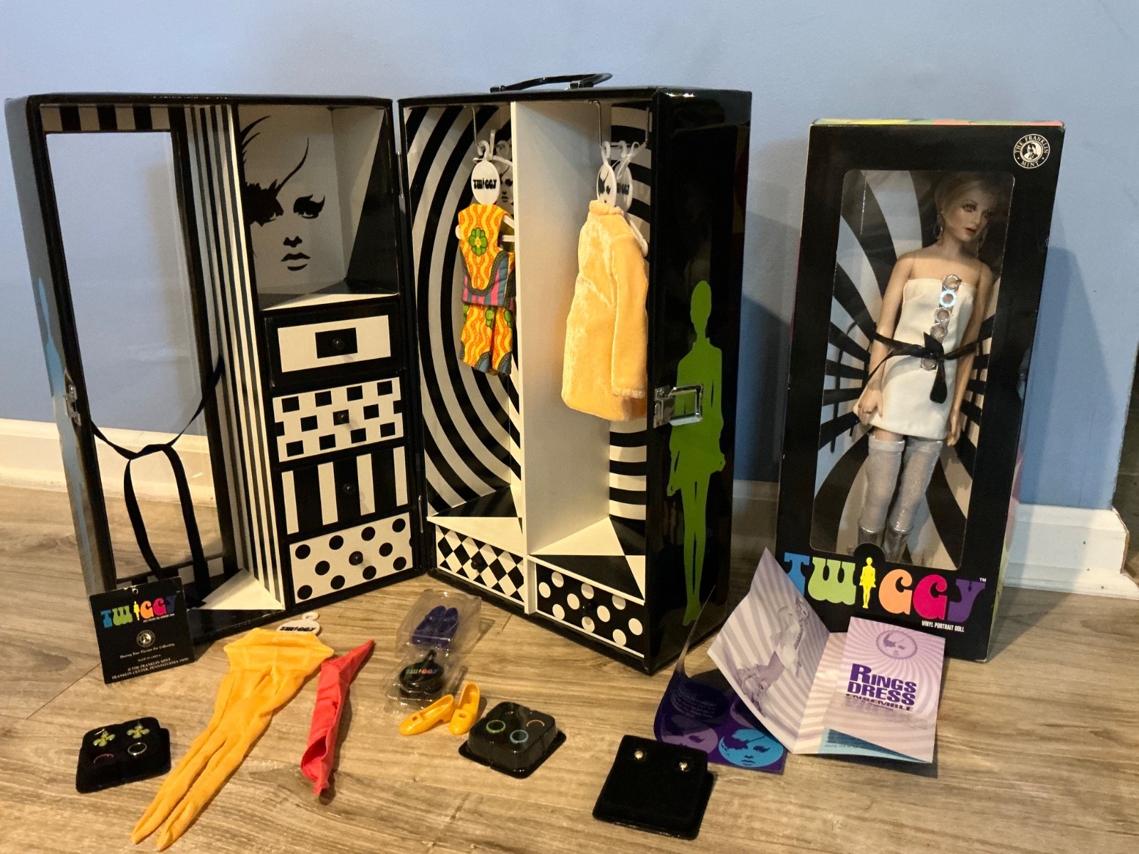 VTG Franklin Mint Twiggy Fashion Mod Doll Trunk w/Wardrobe, Accessories VTG Franklin Mint Twiggy Fashion Mod Doll Trunk w/Wardrobe, Accessories