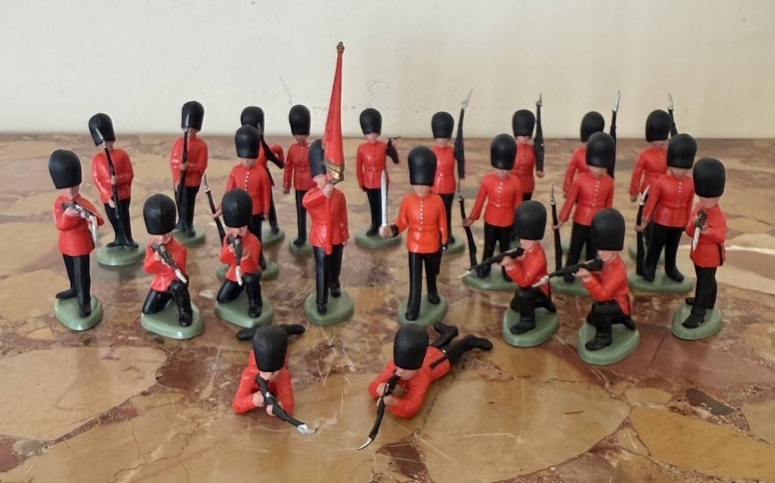 Vtg LOT 1970s Britains Ltd Plastic Military Toy Soldier Figures Gun Guards 23 P Vtg LOT 1970s Britains Ltd Plastic Military Toy Soldier Figures Gun Guards 23 P