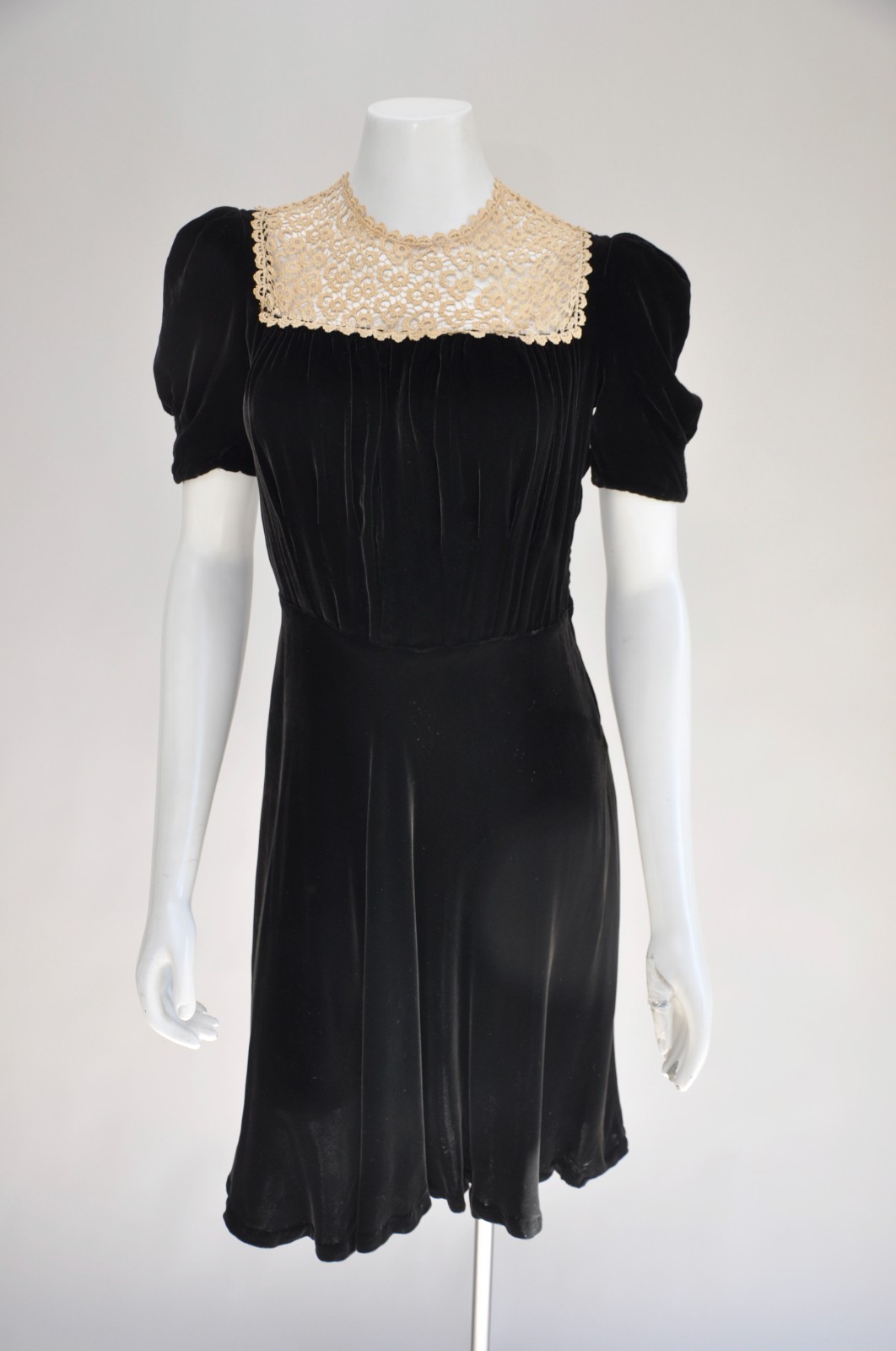 Vintage 1930s 1940s Black Silk Velvet Dress w/ Lace Yolk Short Sleeves Fall XS/S
