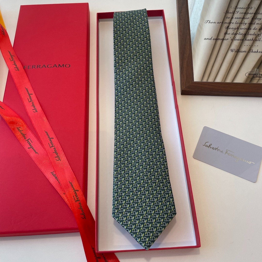NWT Men\'s Luxury Ferragamo Silk Tie Executive Business Formal NWT Men\'s Luxury Ferragamo Silk Tie Executive Business Formal