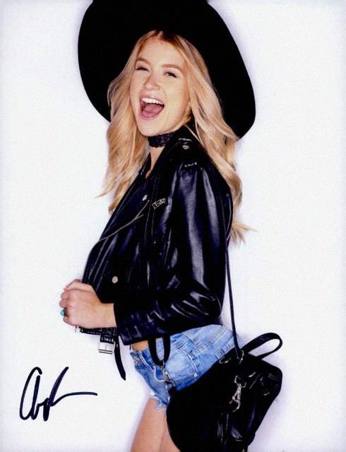 Arya Faye signed Model 8x10 Photo -PROOF- -CERTIFICATE- (A0003)