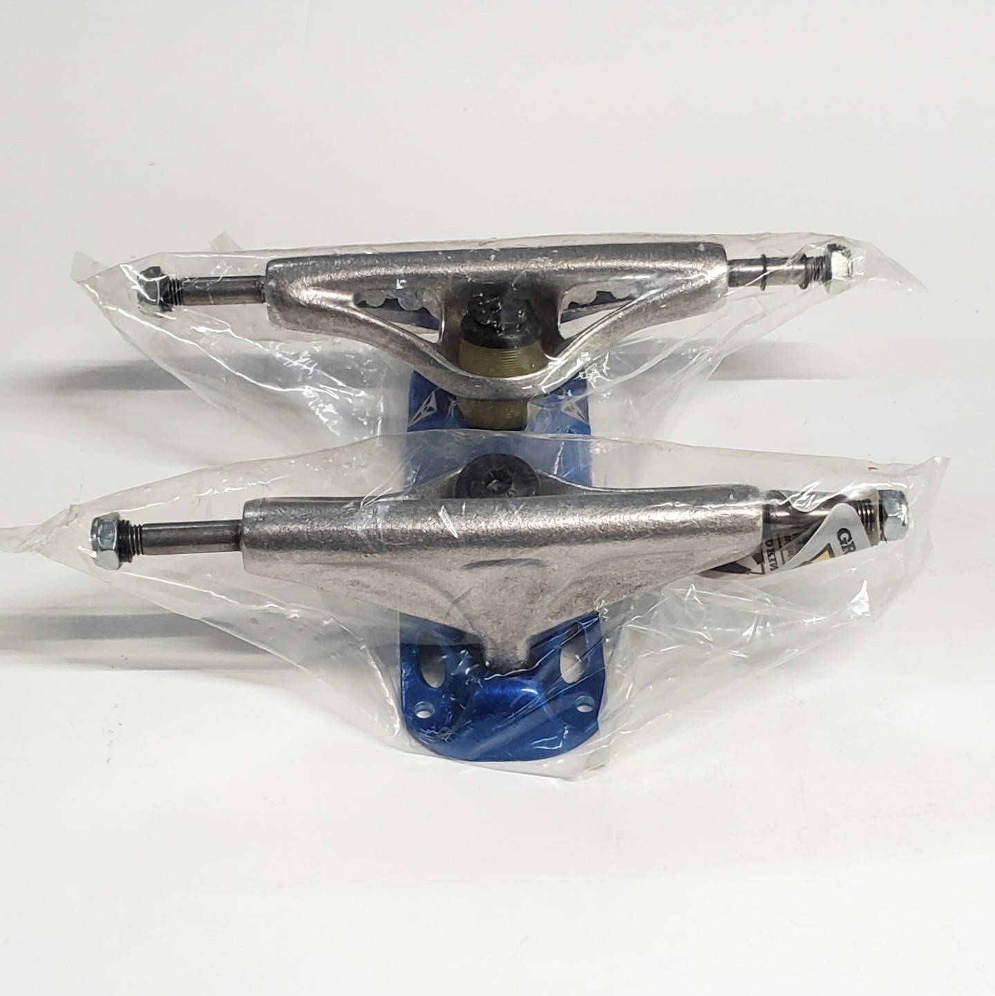 Vintage Grind King axl 1 silver/blue Skateboard Trucks Pair Vintage Grind King axl 1 silver/blue Skateboard Trucks Pair