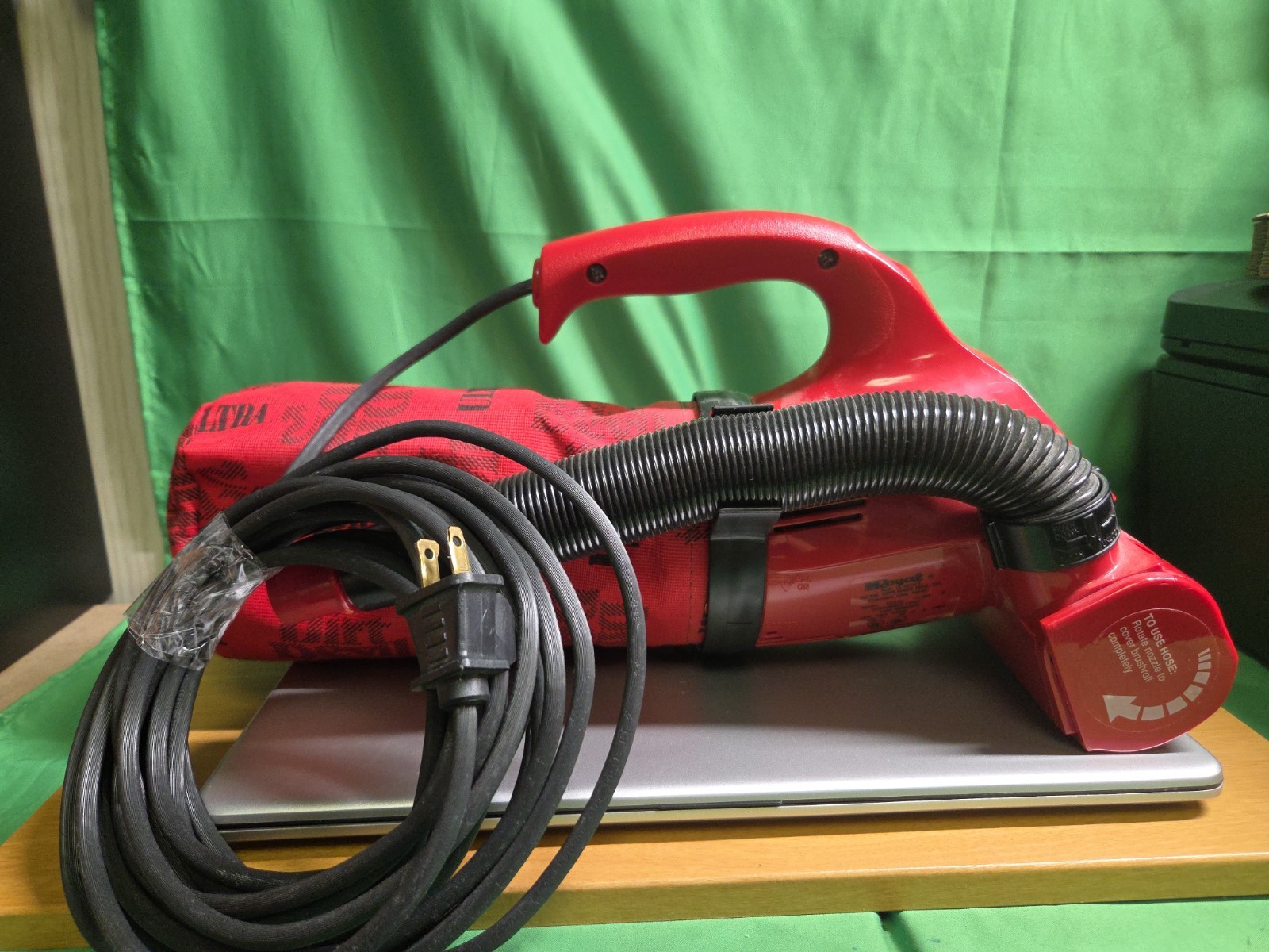 Royal Dirt Devil Ultra Hand Vac Handheld Vacuum Cleaner w/ Hose 08230 Red Tested Royal Dirt Devil Ultra Hand Vac Handheld Vacuum Cleaner w/ Hose 08230 Red Tested