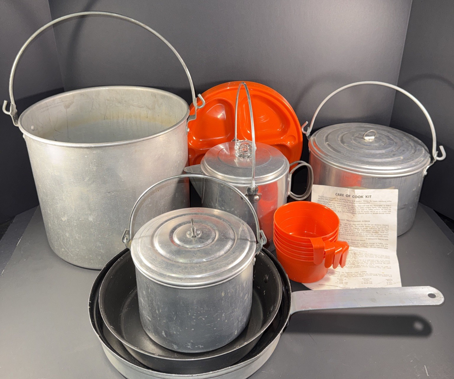 Vintage Mirro Aluminum Co Camp Cook Kit 18 Piece Set Serves 6 Red Plates & Cups