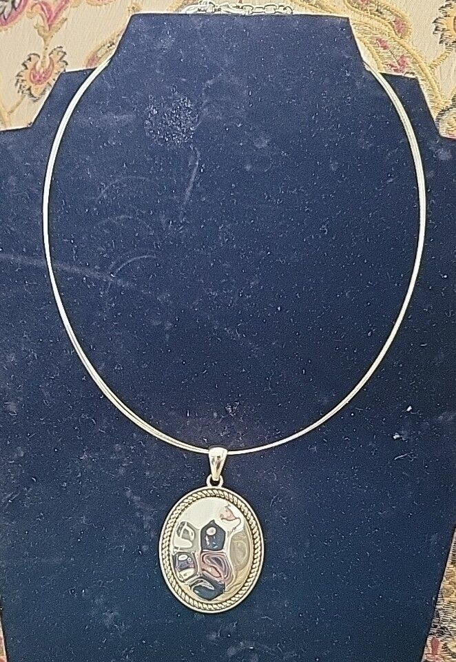 NWT Signed JNY Jones New York Gold Tone Oval Pendant Necklace NWT Signed JNY Jones New York Gold Tone Oval Pendant Necklace