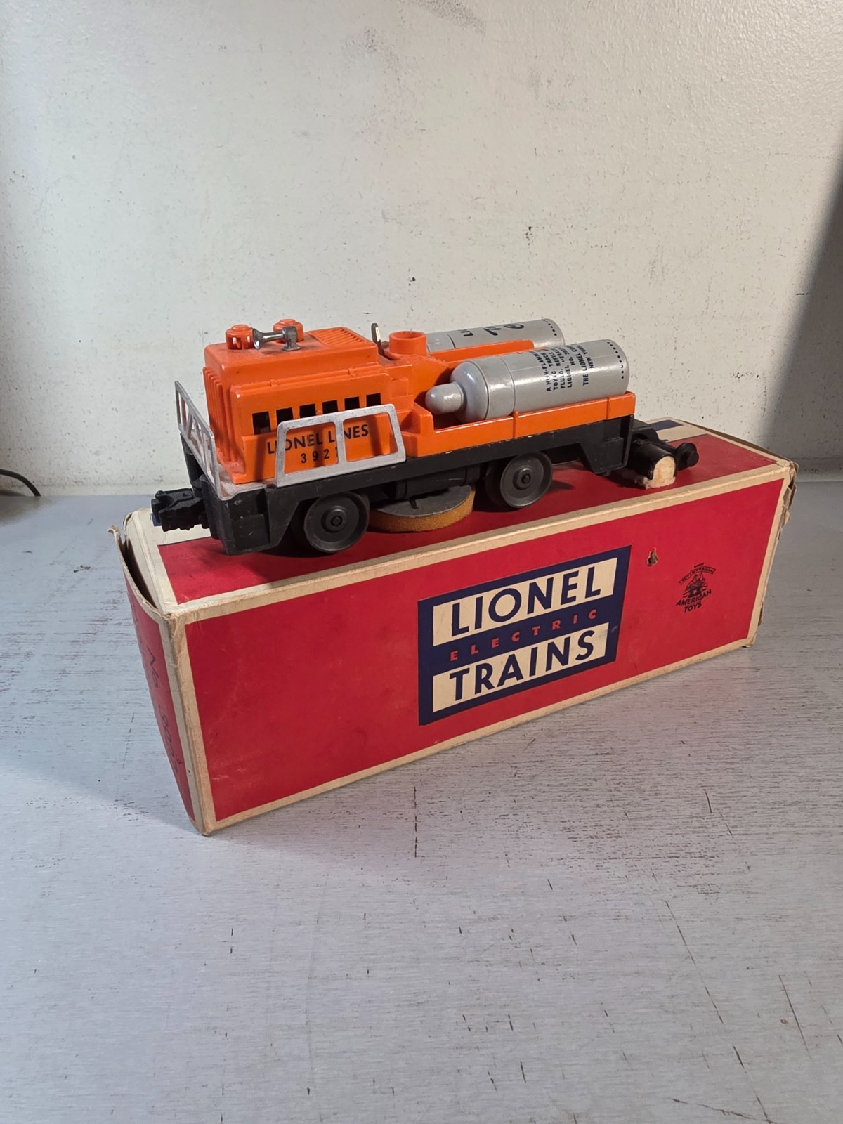 LIONEL No. 3927 Track Cleaning Car ++++++ Post War ++++++ OB ++++++ LIONEL No. 3927 Track Cleaning Car ++++++ Post War ++++++ OB ++++++