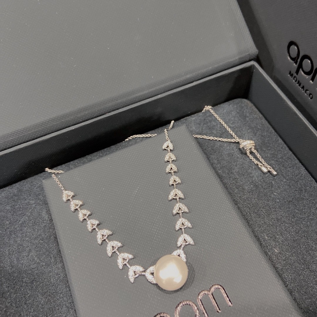 APM Monaco Crystal Leaf Pearl Pendant Necklace Silver Tone APM Monaco Crystal Leaf Pearl Pendant Necklace Silver Tone