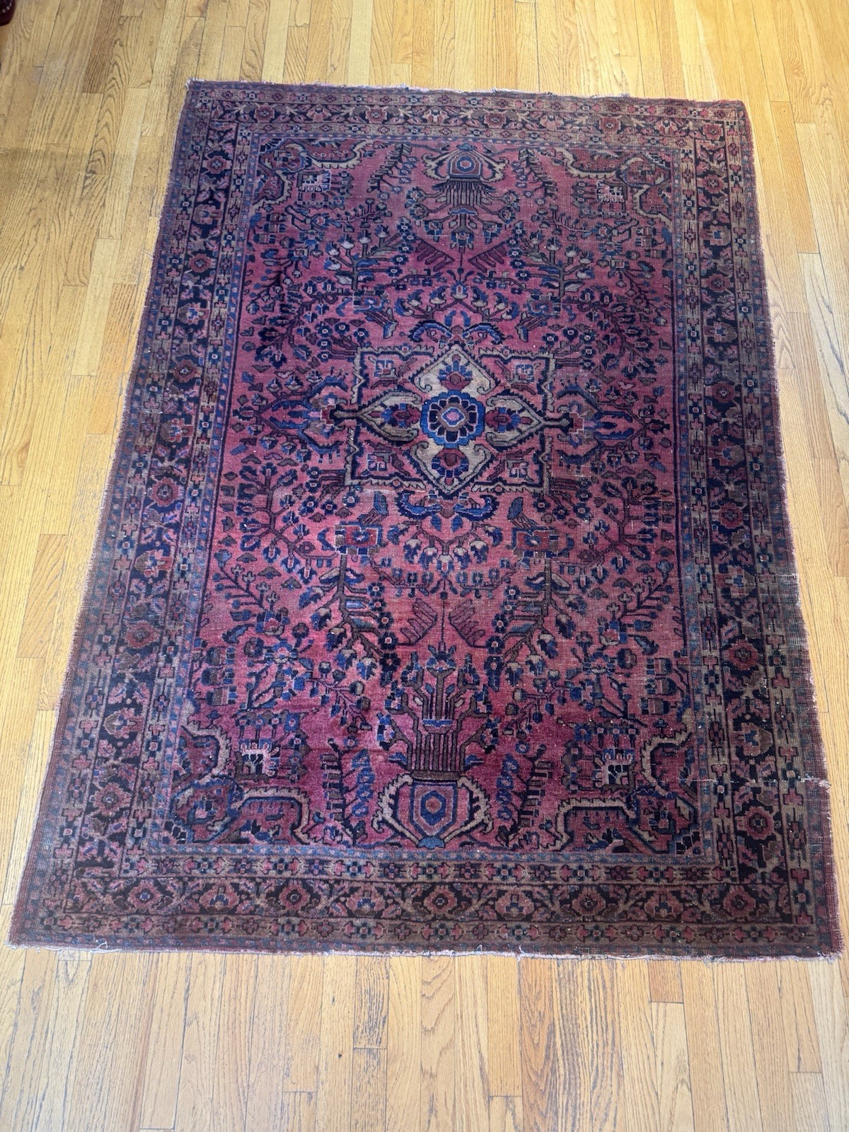 Antique handmade SAROUK Rug 6‘10 X 4‘9 Remarkable Design All Natural Dye C.1920 Antique handmade SAROUK Rug 6‘10 X 4‘9 Remarkable Design All Natural Dye C.1920