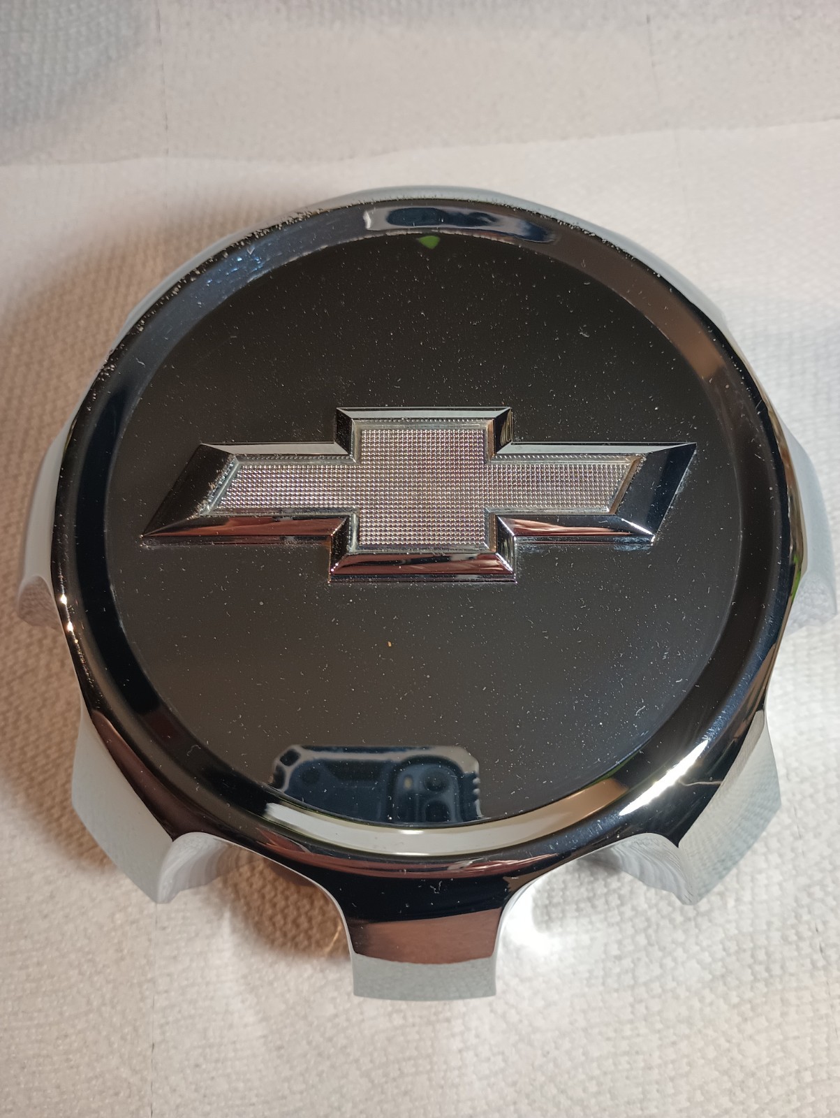 GM center Cap Very Nice clean Like New. GM center Cap Very Nice clean Like New.
