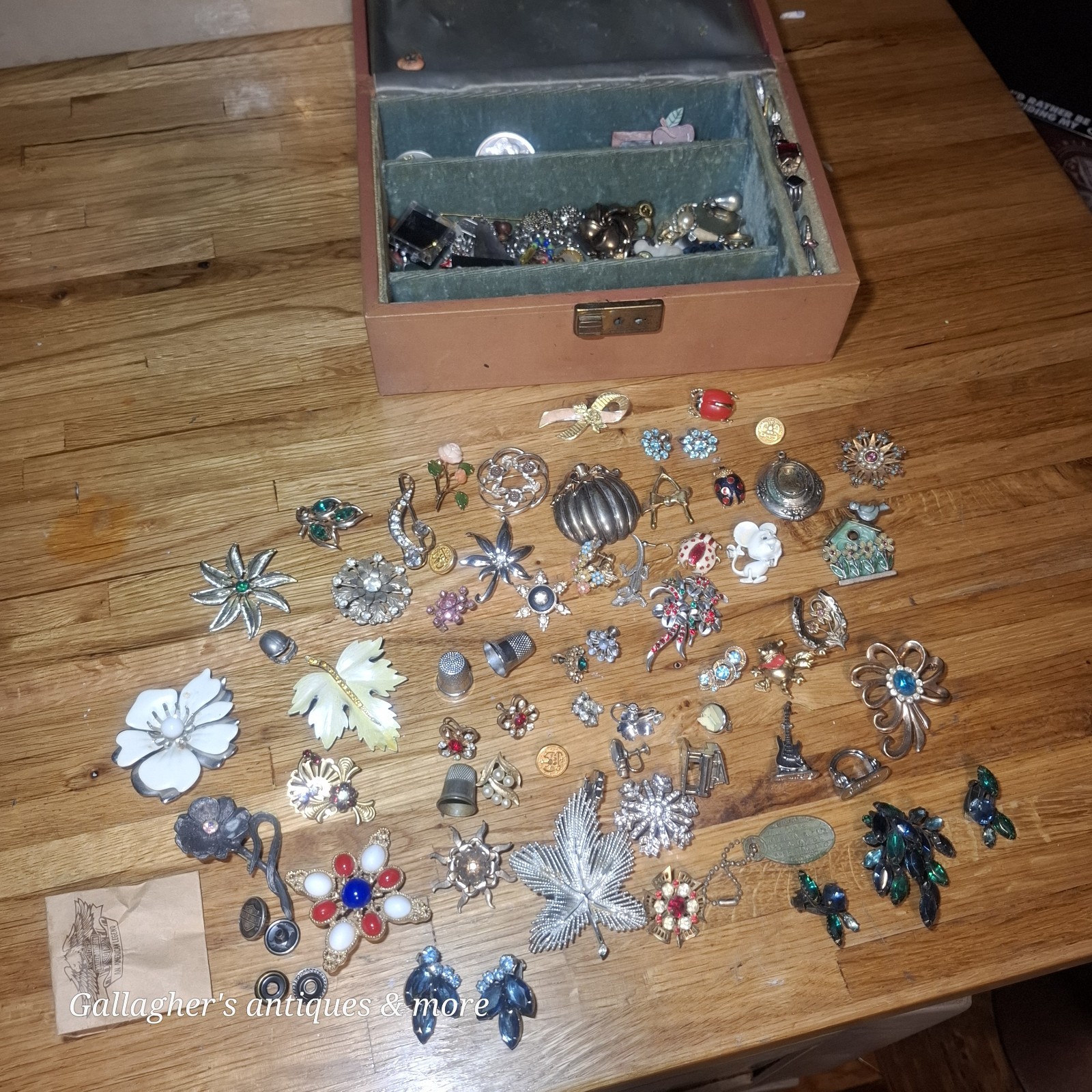 Huge vintage Broach Craft Lot Jewelry Box Costume Junk Scrap Lot Very nice # 142 Huge vintage Broach Craft Lot Jewelry Box Costume Junk Scrap Lot Very nice # 142