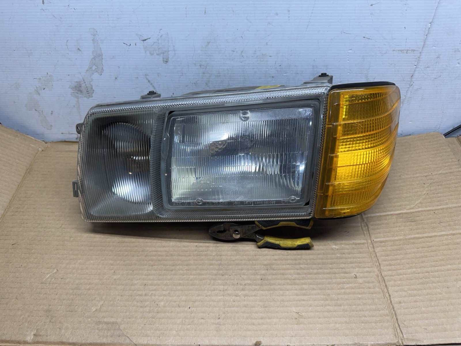 1986-1991 86-91 MERCEDES W126 560SEL RIGHT HALOGEN HEADLIGHT LAMP ASSEMBLY OEM 1986-1991 86-91 MERCEDES W126 560SEL RIGHT HALOGEN HEADLIGHT LAMP ASSEMBLY OEM