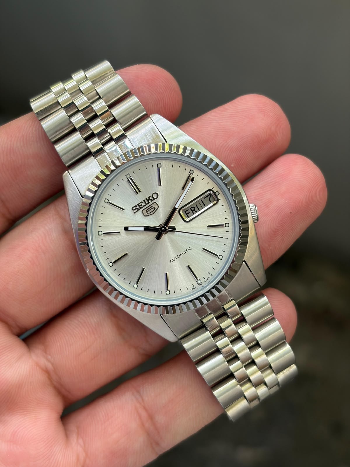 vintage seiko 5 automatic daydate men\'s wrist watch vintage seiko 5 automatic daydate men\'s wrist watch