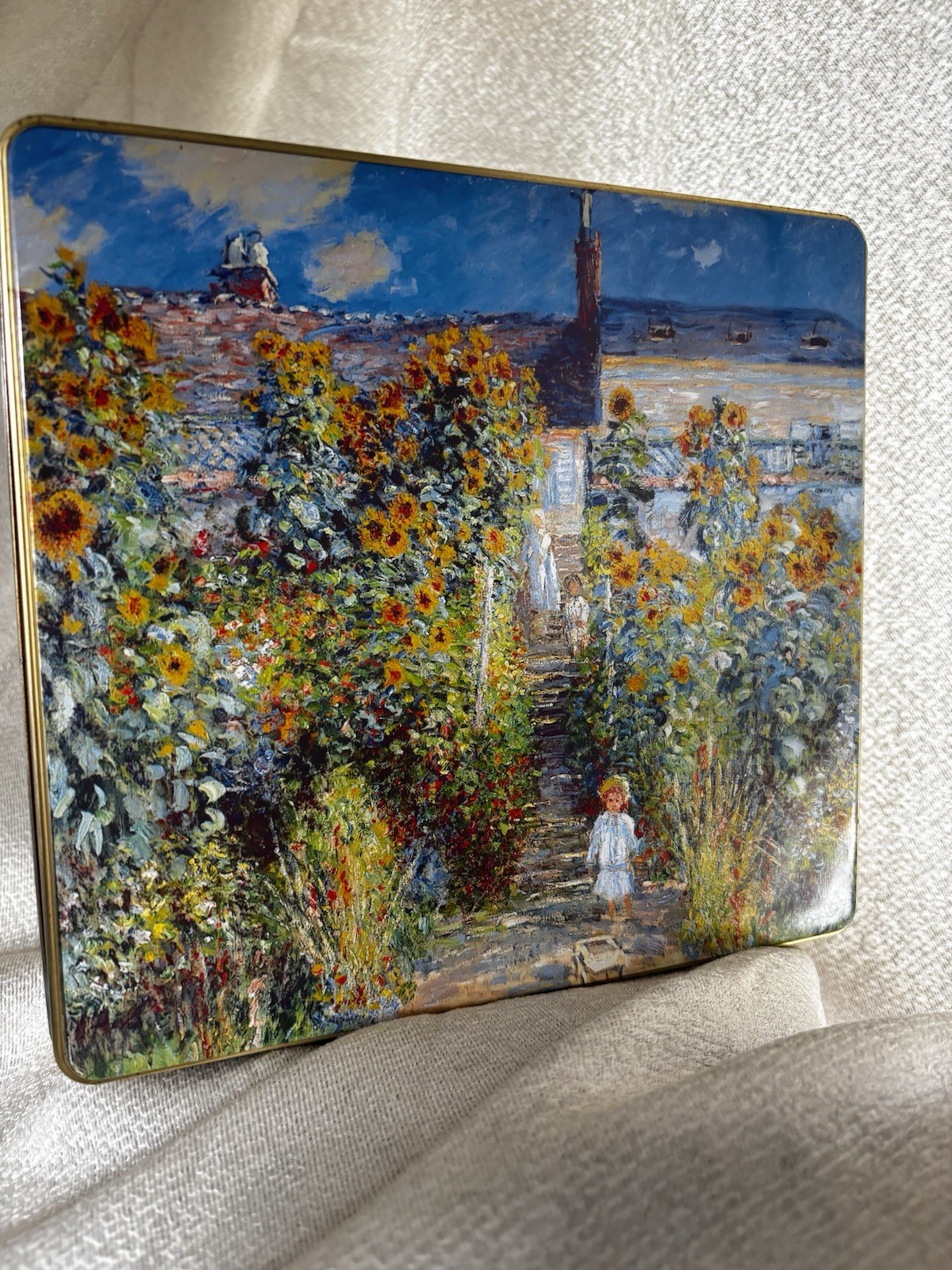 Monet Tin Unmarked Gold Vintage And Great Condition Monet Tin Unmarked Gold Vintage And Great Condition