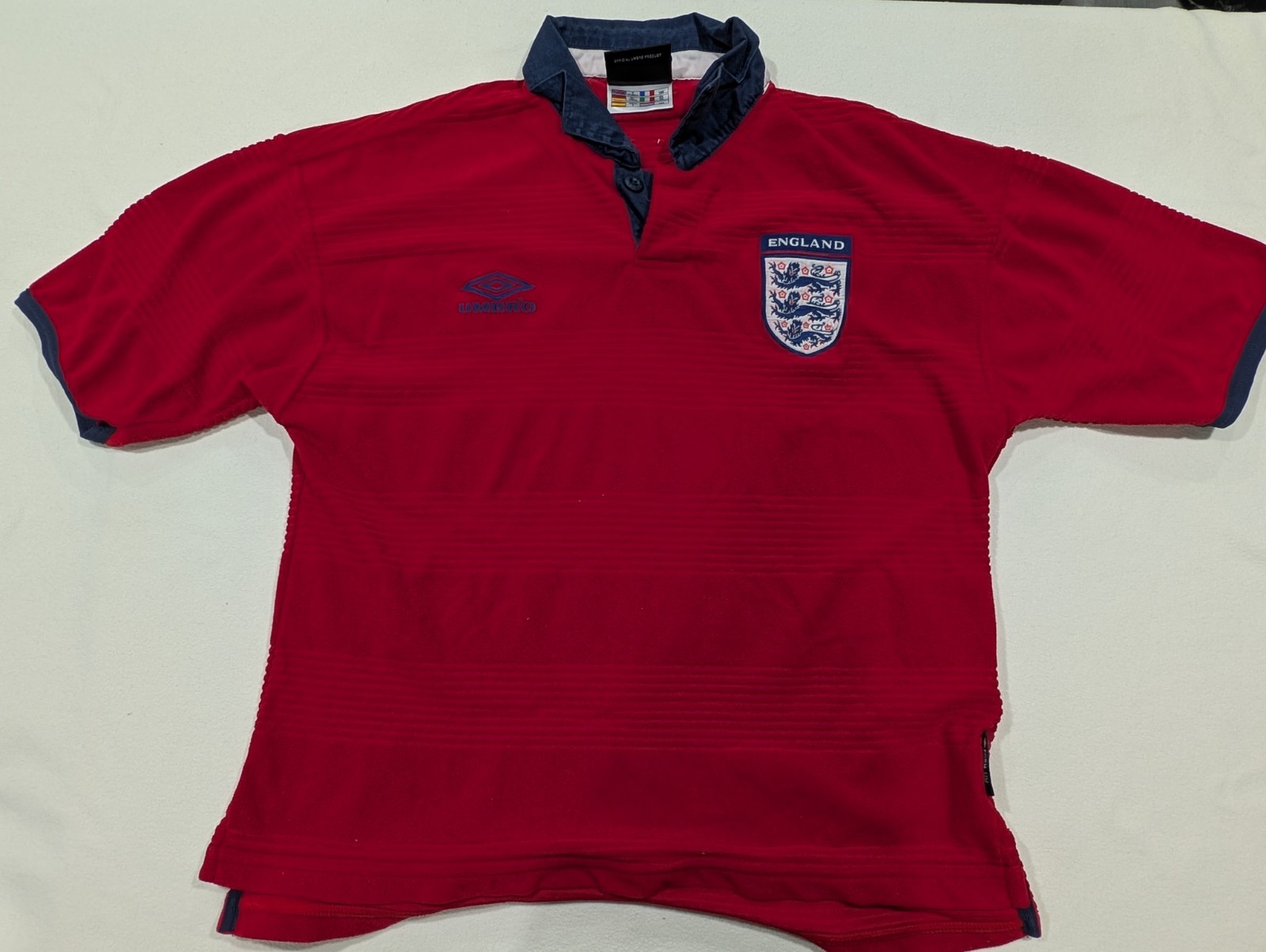 Vintage 1999–2001 Umbro England Away soccer jersey  red w/ navy blue collar UK Y