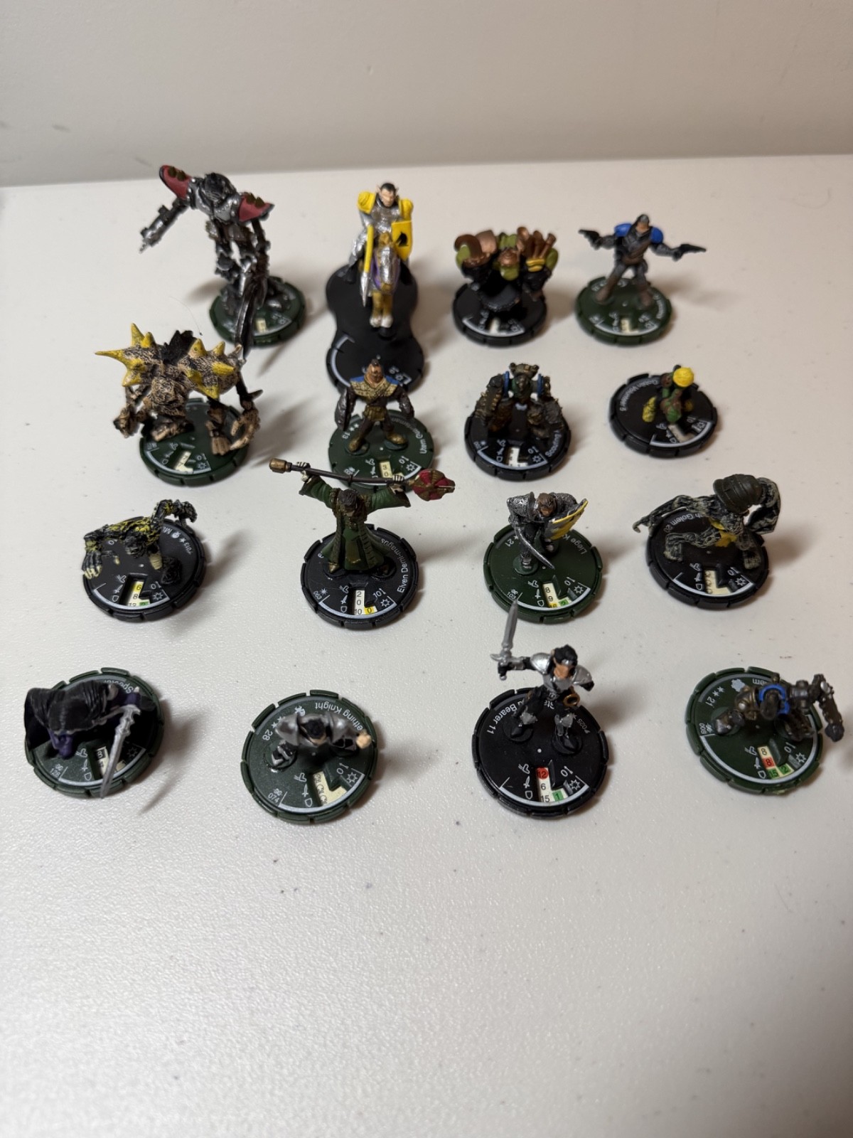 Wizkids Mage Knight  Lot of 18 Magic User\'s Miniature Figures Fantasy Wargaming