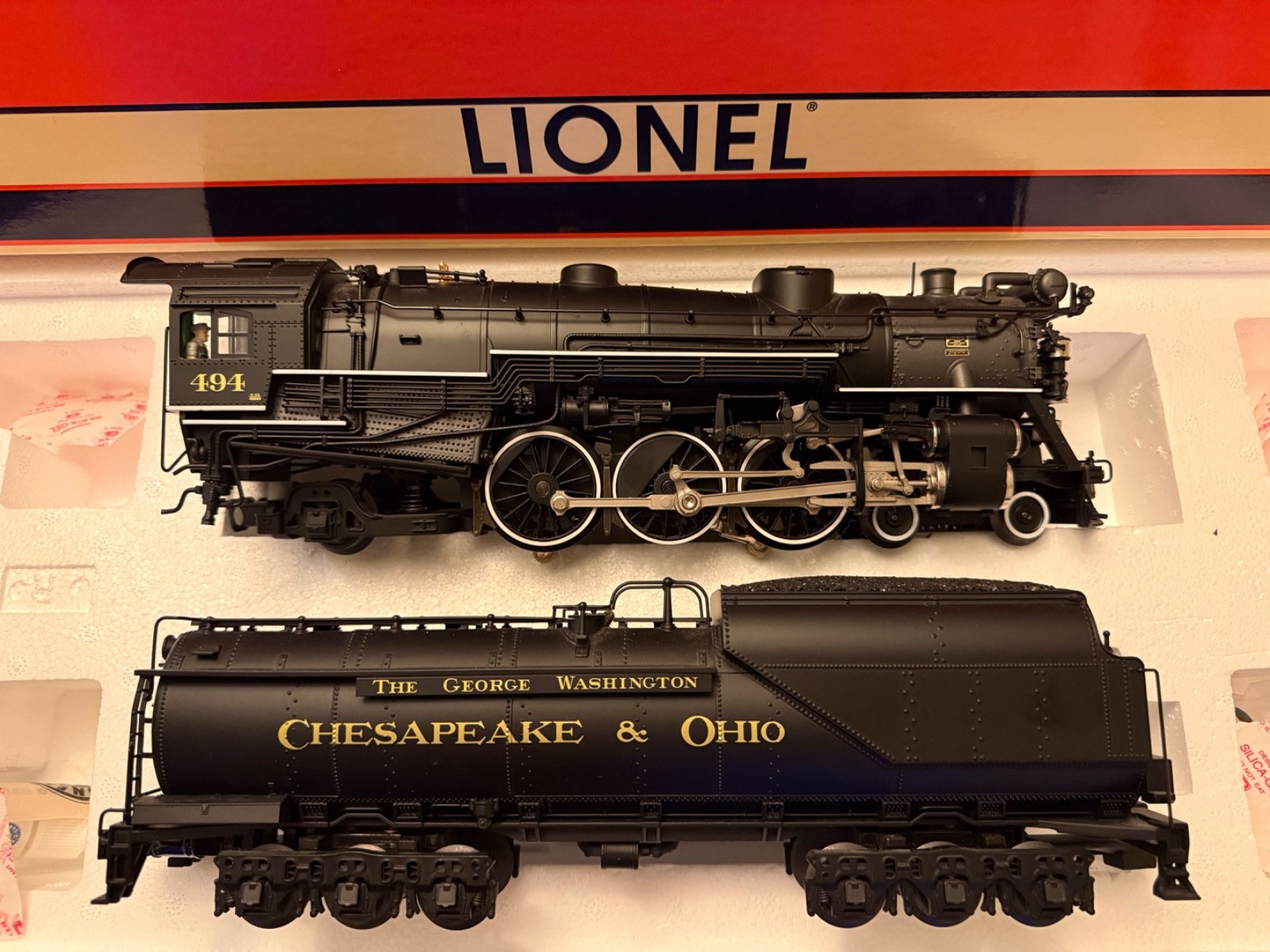 LIONEL C&O GEORGE WASHINGTON F19 PACIFIC 4-6-2 LOCOMOTIVE AND TENDER LIONEL C&O GEORGE WASHINGTON F19 PACIFIC 4-6-2 LOCOMOTIVE AND TENDER